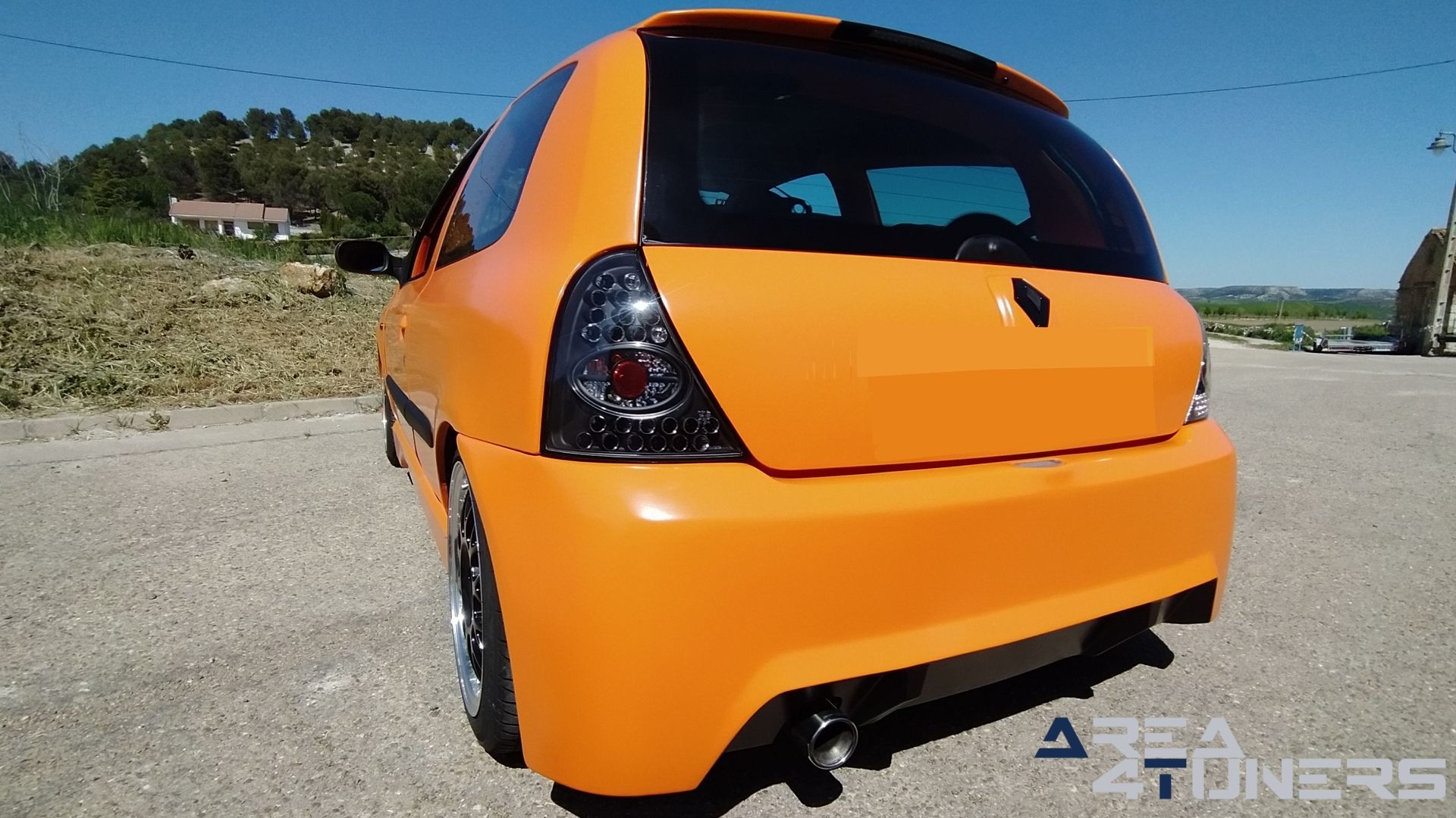 Imagen reportaje coche Tuning Renault Clio The Peach Imagen perteneciente al reportaje de coche Tuning, de la revista Area4tuners sobre un Renault Clio
