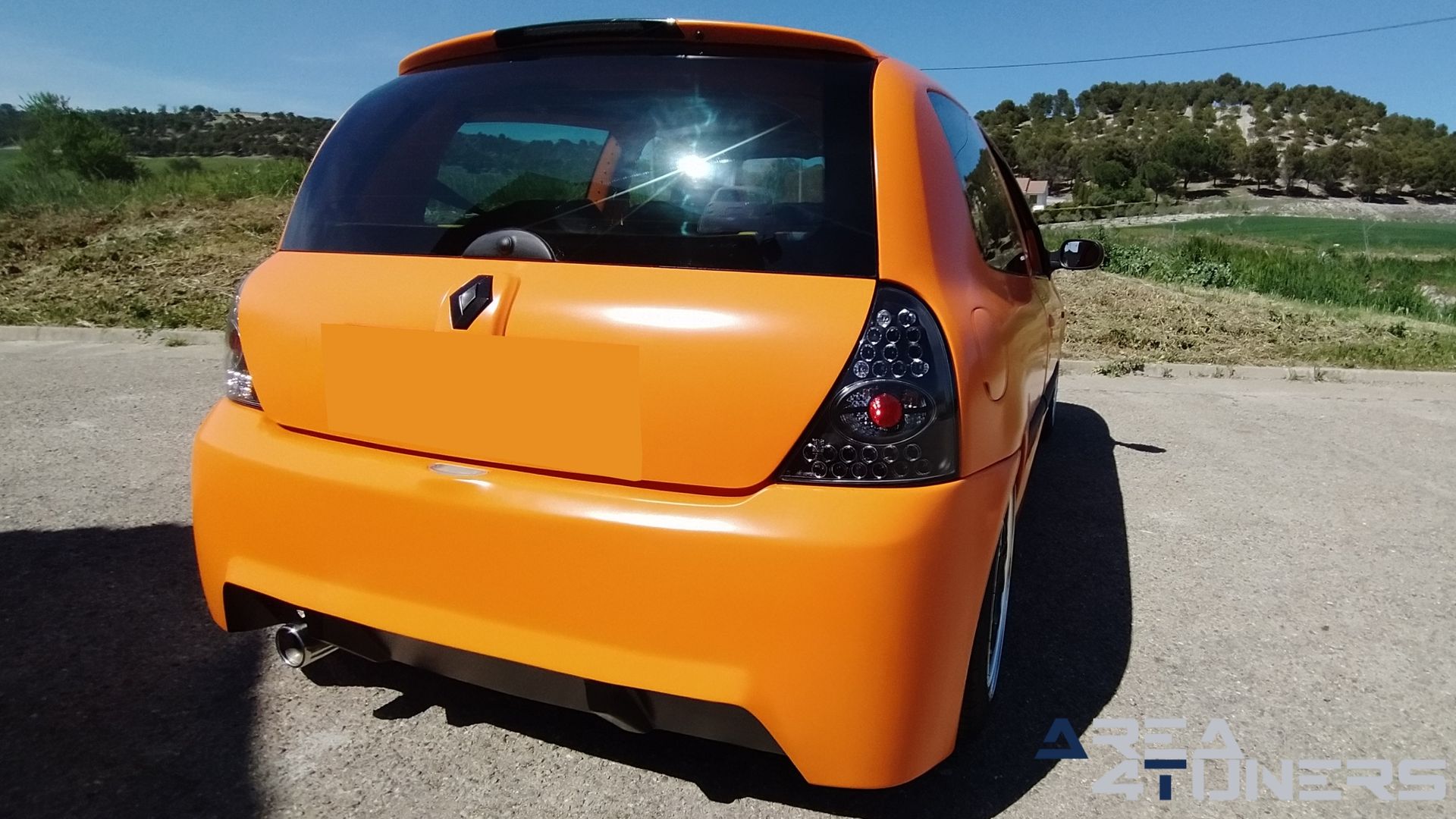 Imagen reportaje coche Tuning Renault Clio The Peach Imagen perteneciente al reportaje de coche Tuning, de la revista Area4tuners sobre un Renault Clio