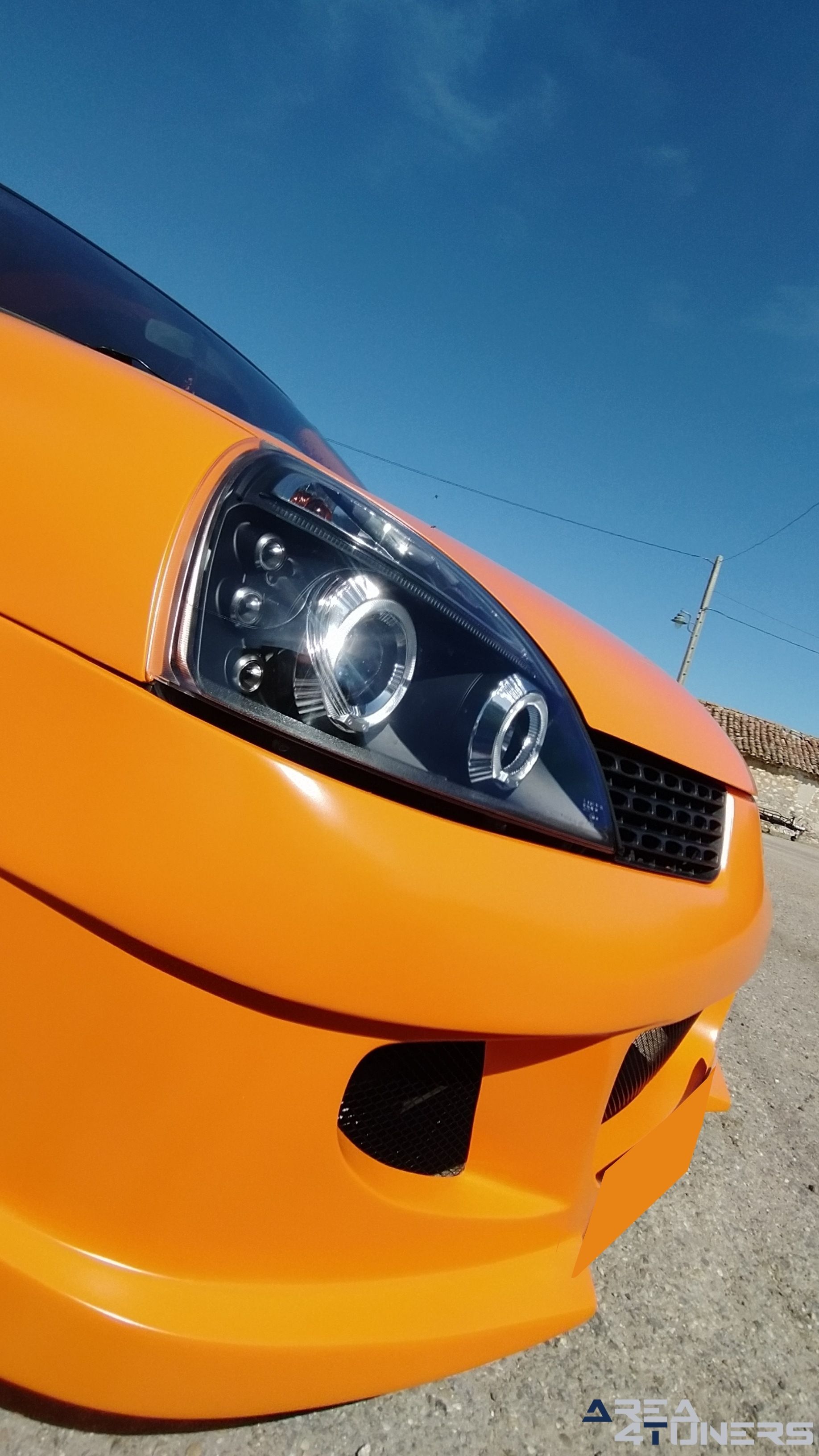 Imagen reportaje coche Tuning Renault Clio The Peach Imagen perteneciente al reportaje de coche Tuning, de la revista Area4tuners sobre un Renault Clio