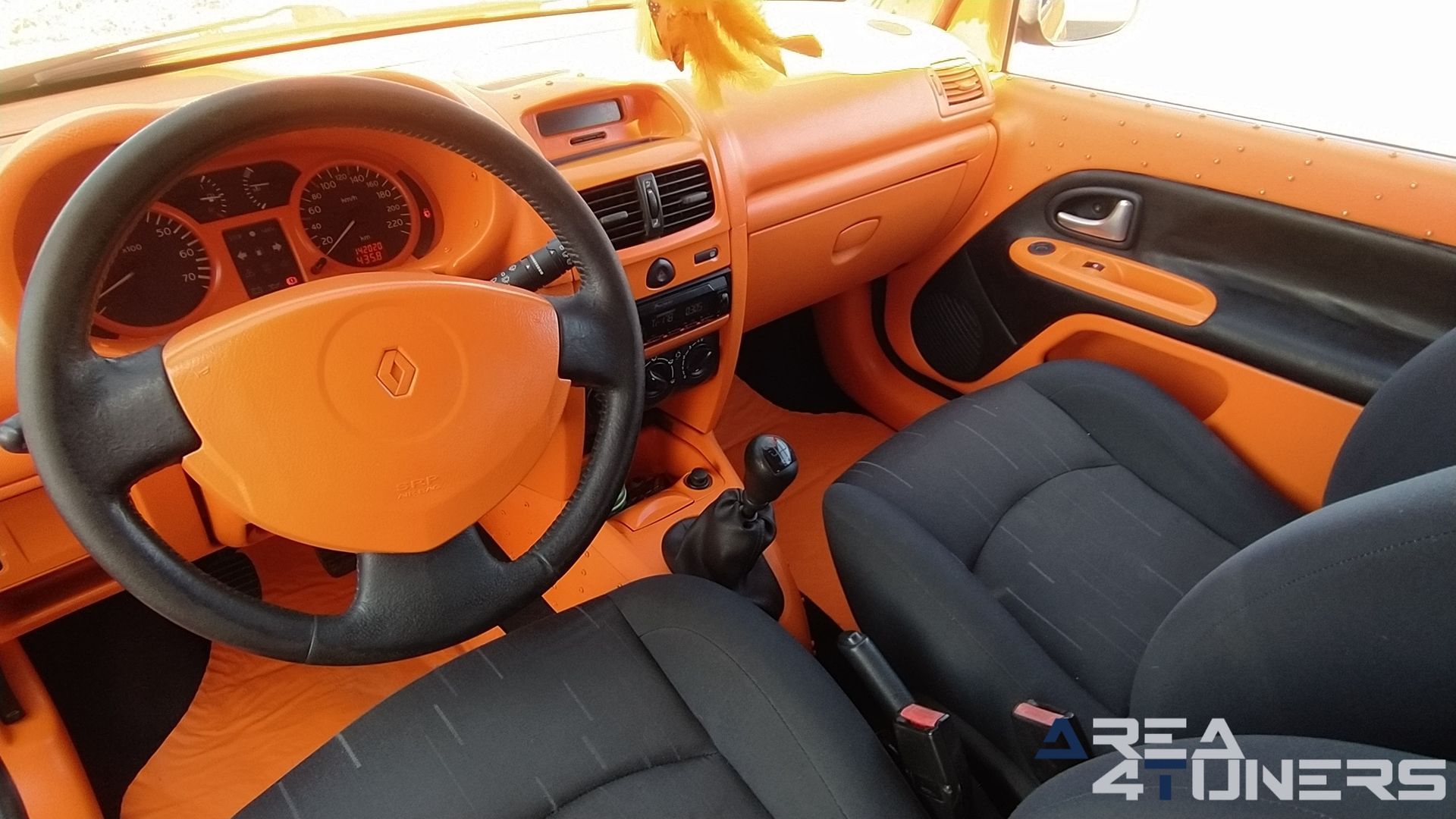 Imagen reportaje coche Tuning Renault Clio The Peach Imagen perteneciente al reportaje de coche Tuning, de la revista Area4tuners sobre un Renault Clio