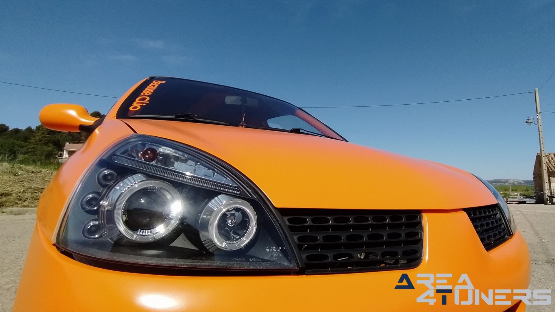 Imagen reportaje coche Tuning Renault Clio The Peach Imagen perteneciente al reportaje de coche Tuning, de la revista Area4tuners sobre un Renault Clio