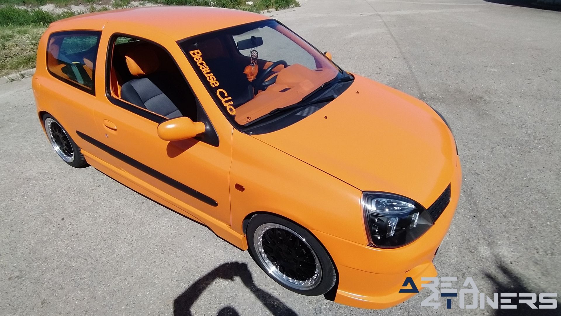 Imagen reportaje coche Tuning Renault Clio The Peach Imagen perteneciente al reportaje de coche Tuning, de la revista Area4tuners sobre un Renault Clio