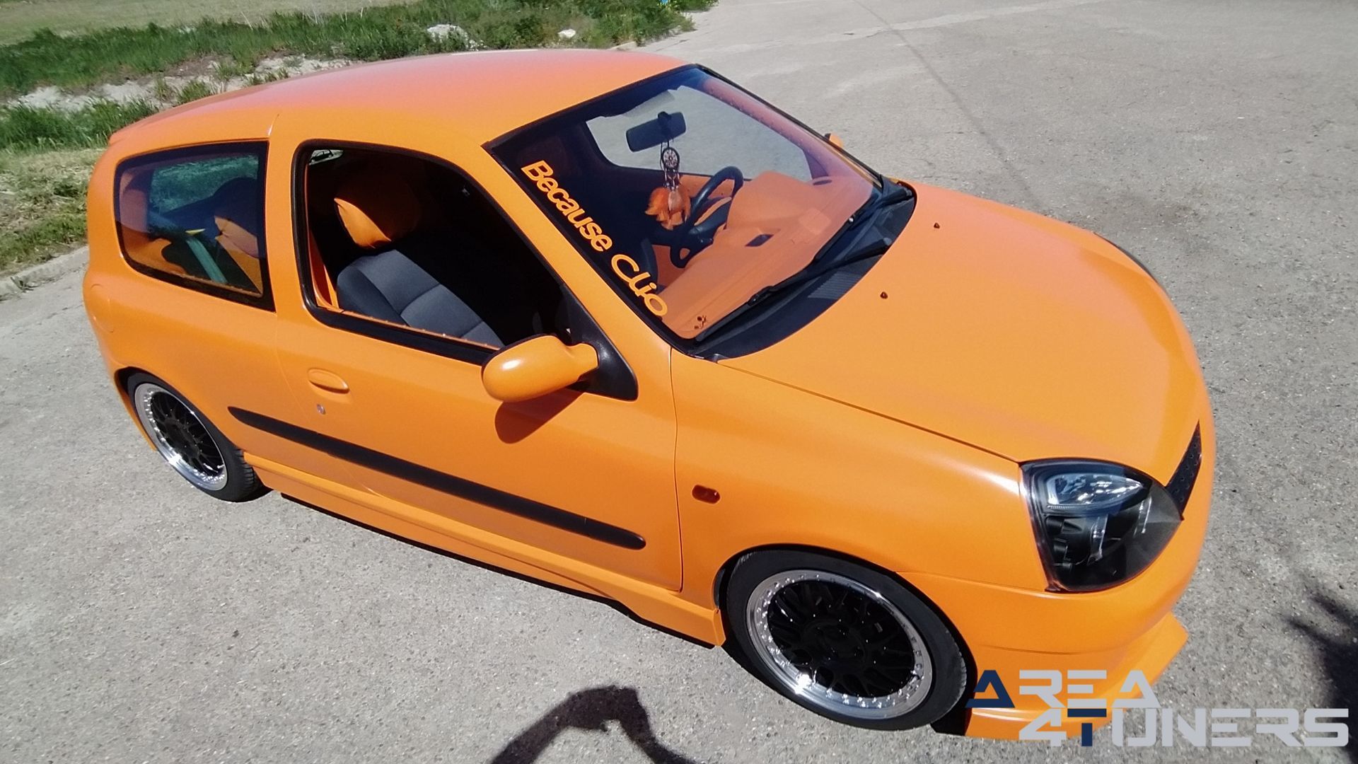 Imagen reportaje coche Tuning Renault Clio The Peach Imagen perteneciente al reportaje de coche Tuning, de la revista Area4tuners sobre un Renault Clio