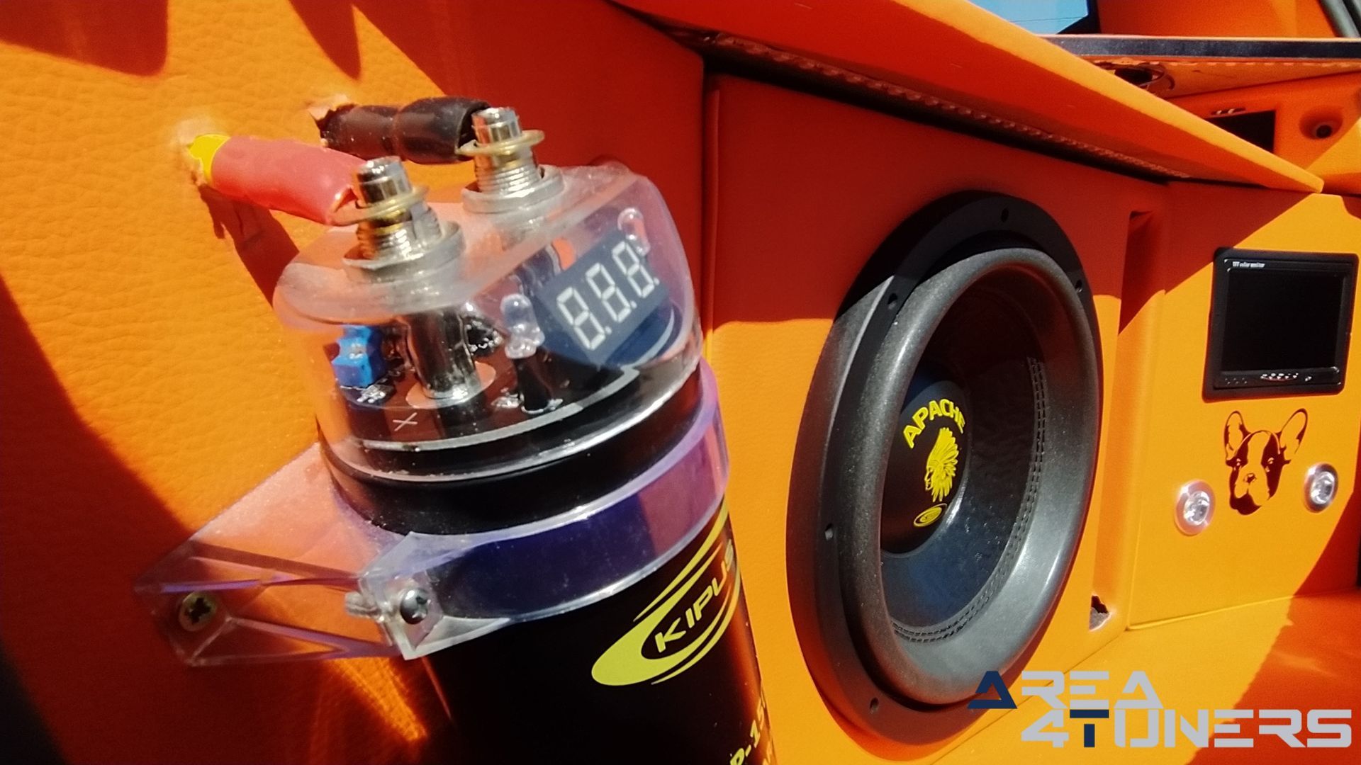 Imagen reportaje coche Tuning Renault Clio The Peach Imagen perteneciente al reportaje de coche Tuning, de la revista Area4tuners sobre un Renault Clio