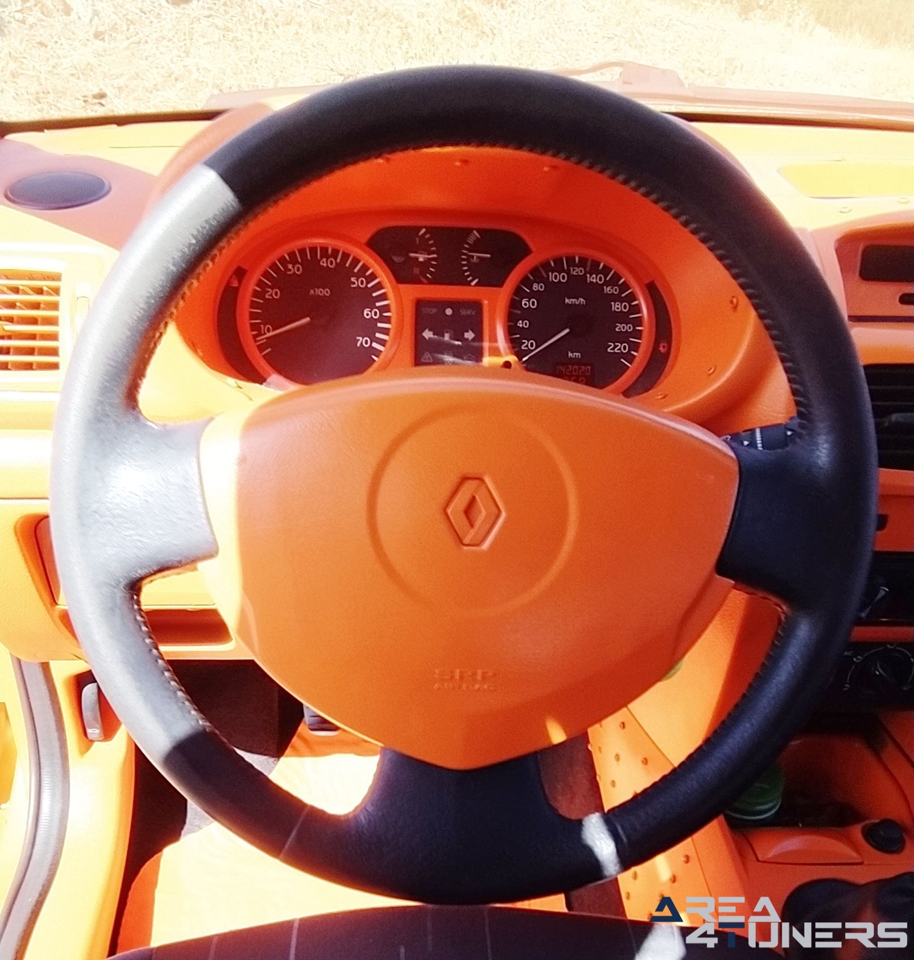 Imagen reportaje coche Tuning Renault Clio The Peach Imagen perteneciente al reportaje de coche Tuning, de la revista Area4tuners sobre un Renault Clio
