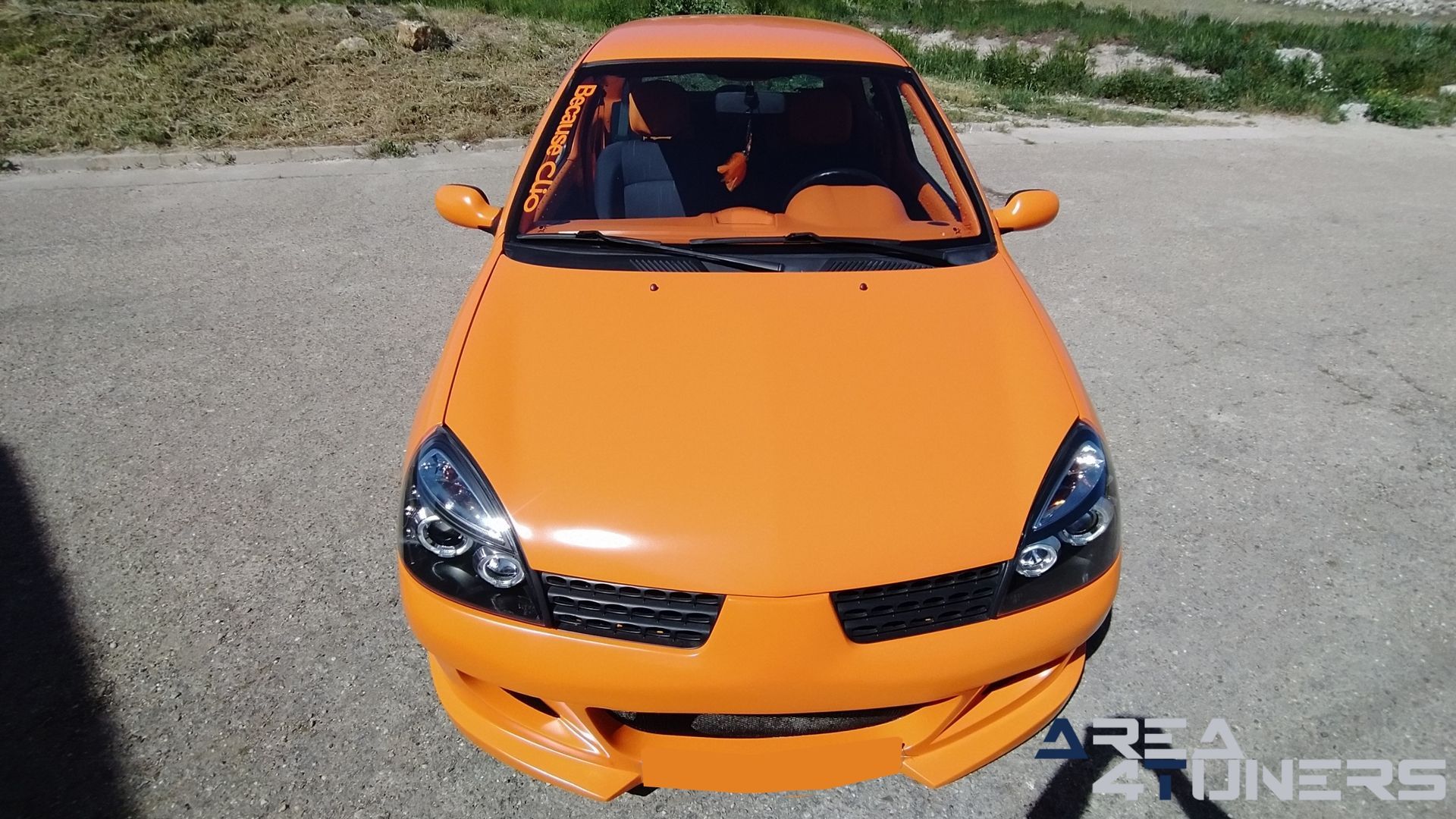 Imagen reportaje coche Tuning Renault Clio The Peach Imagen perteneciente al reportaje de coche Tuning, de la revista Area4tuners sobre un Renault Clio