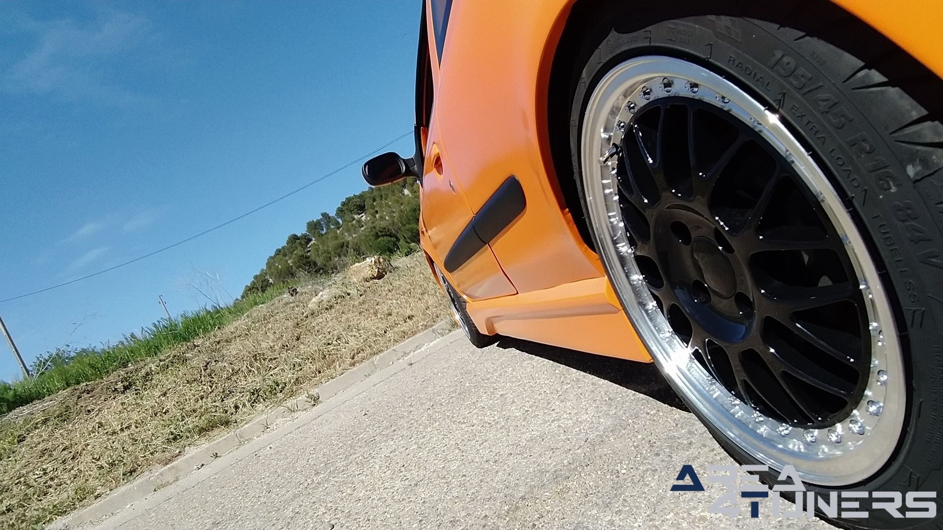 Imagen reportaje coche Tuning Renault Clio The Peach Imagen perteneciente al reportaje de coche Tuning, de la revista Area4tuners sobre un Renault Clio