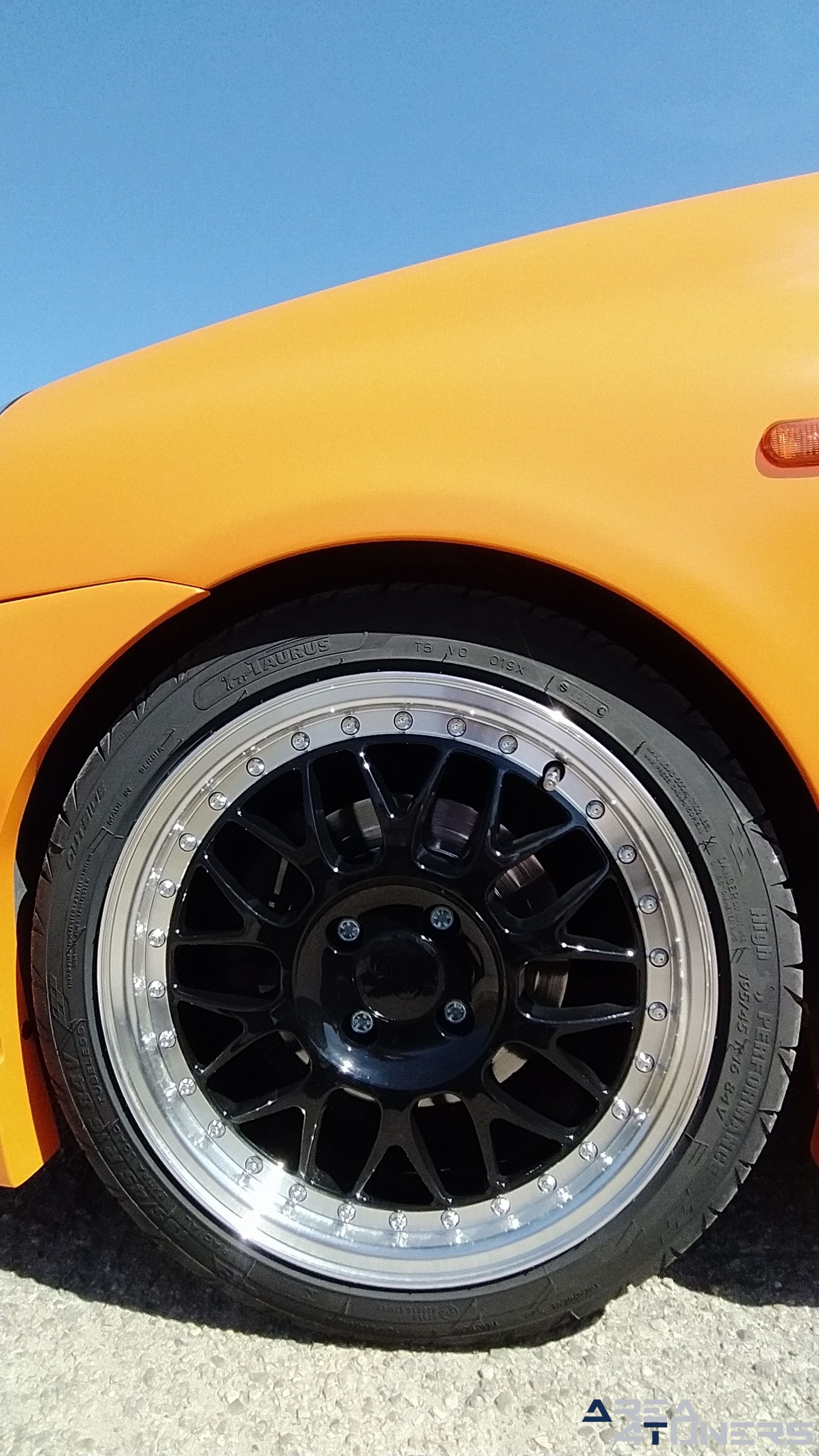 Imagen reportaje coche Tuning Renault Clio The Peach Imagen perteneciente al reportaje de coche Tuning, de la revista Area4tuners sobre un Renault Clio