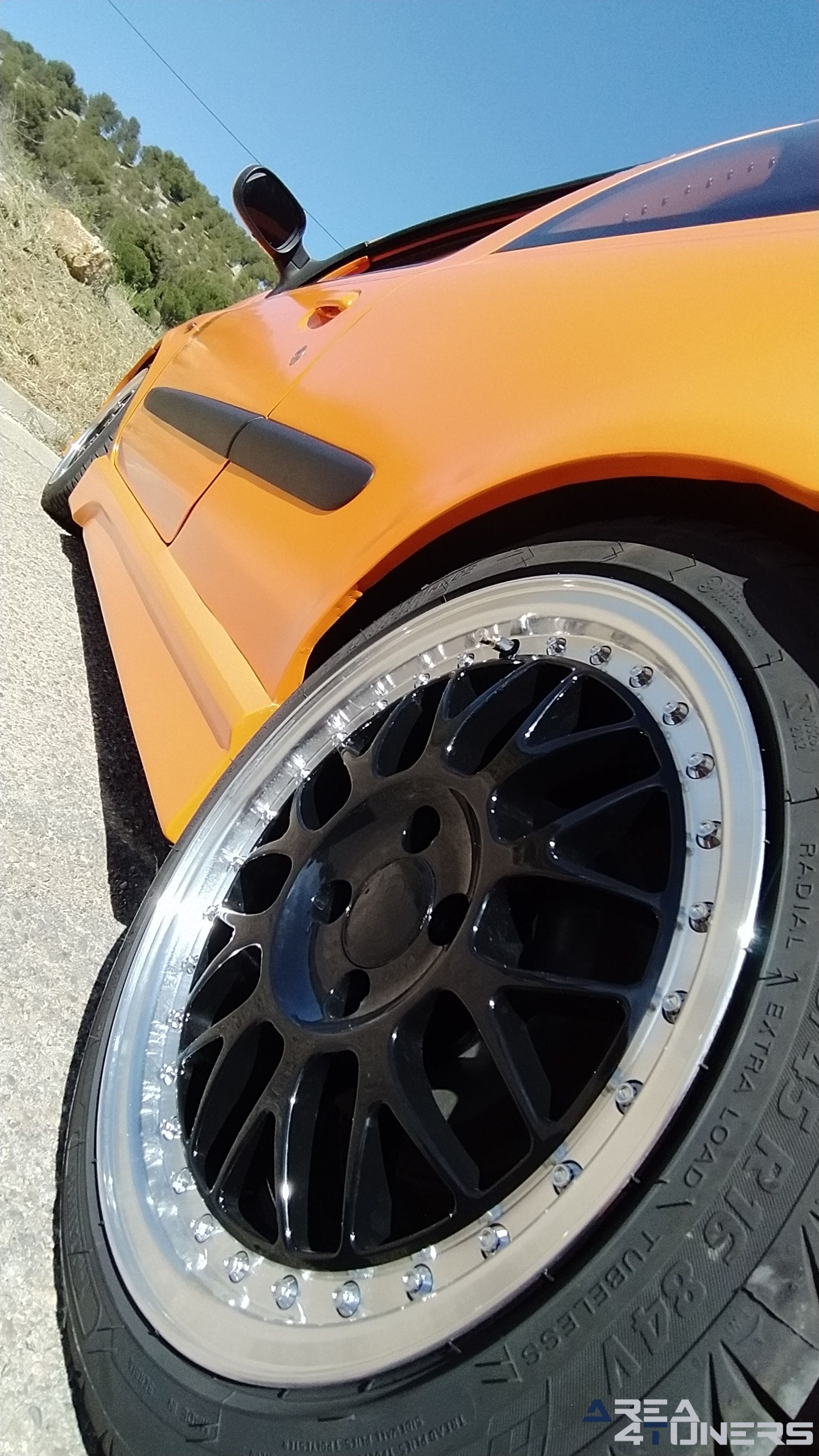 Imagen reportaje coche Tuning Renault Clio The Peach Imagen perteneciente al reportaje de coche Tuning, de la revista Area4tuners sobre un Renault Clio