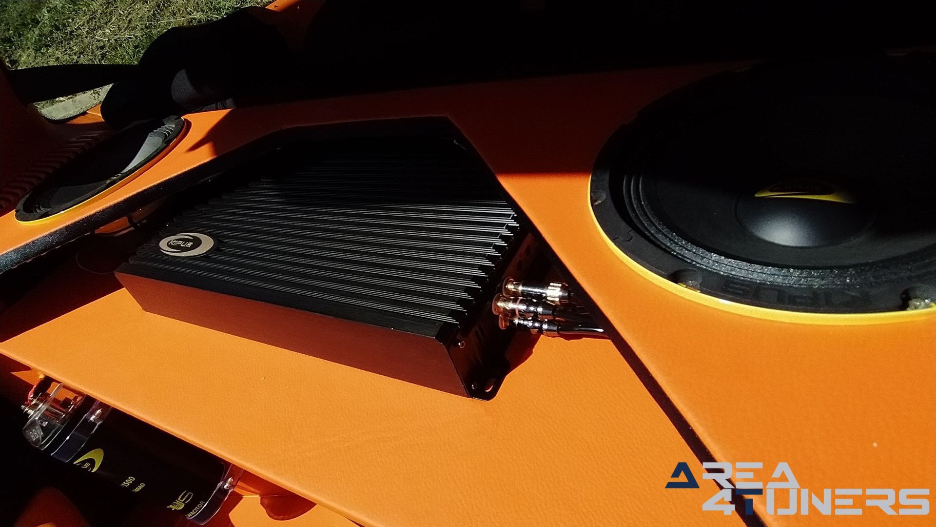 Imagen reportaje coche Tuning Renault Clio The Peach Imagen perteneciente al reportaje de coche Tuning, de la revista Area4tuners sobre un Renault Clio