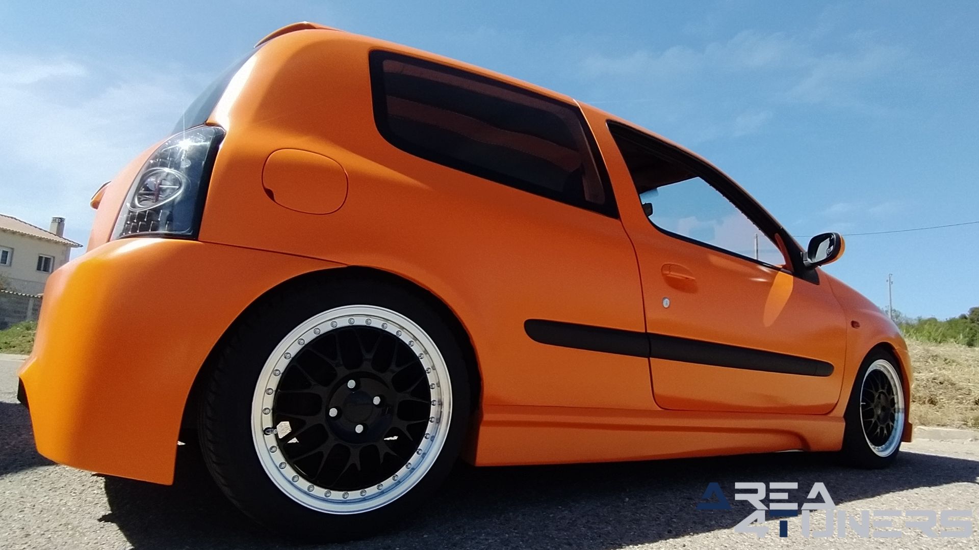 Imagen reportaje coche Tuning Renault Clio The Peach Imagen perteneciente al reportaje de coche Tuning, de la revista Area4tuners sobre un Renault Clio