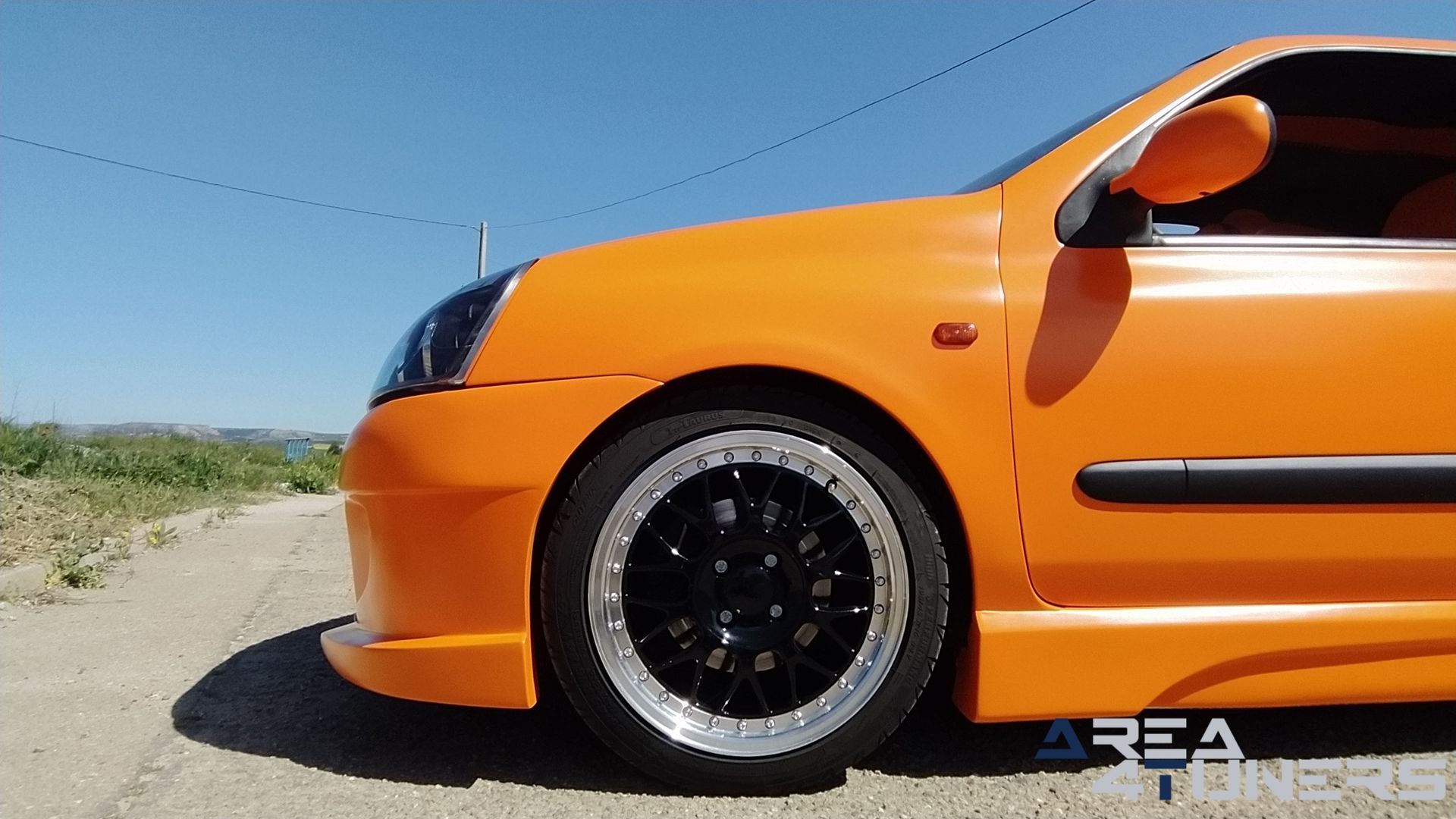 Imagen reportaje coche Tuning Renault Clio The Peach Imagen perteneciente al reportaje de coche Tuning, de la revista Area4tuners sobre un Renault Clio