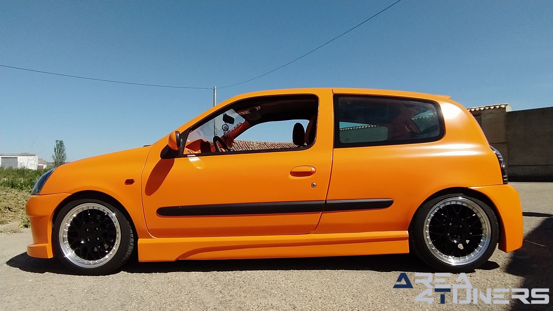 Imagen reportaje coche Tuning Renault Clio The Peach Imagen perteneciente al reportaje de coche Tuning, de la revista Area4tuners sobre un Renault Clio