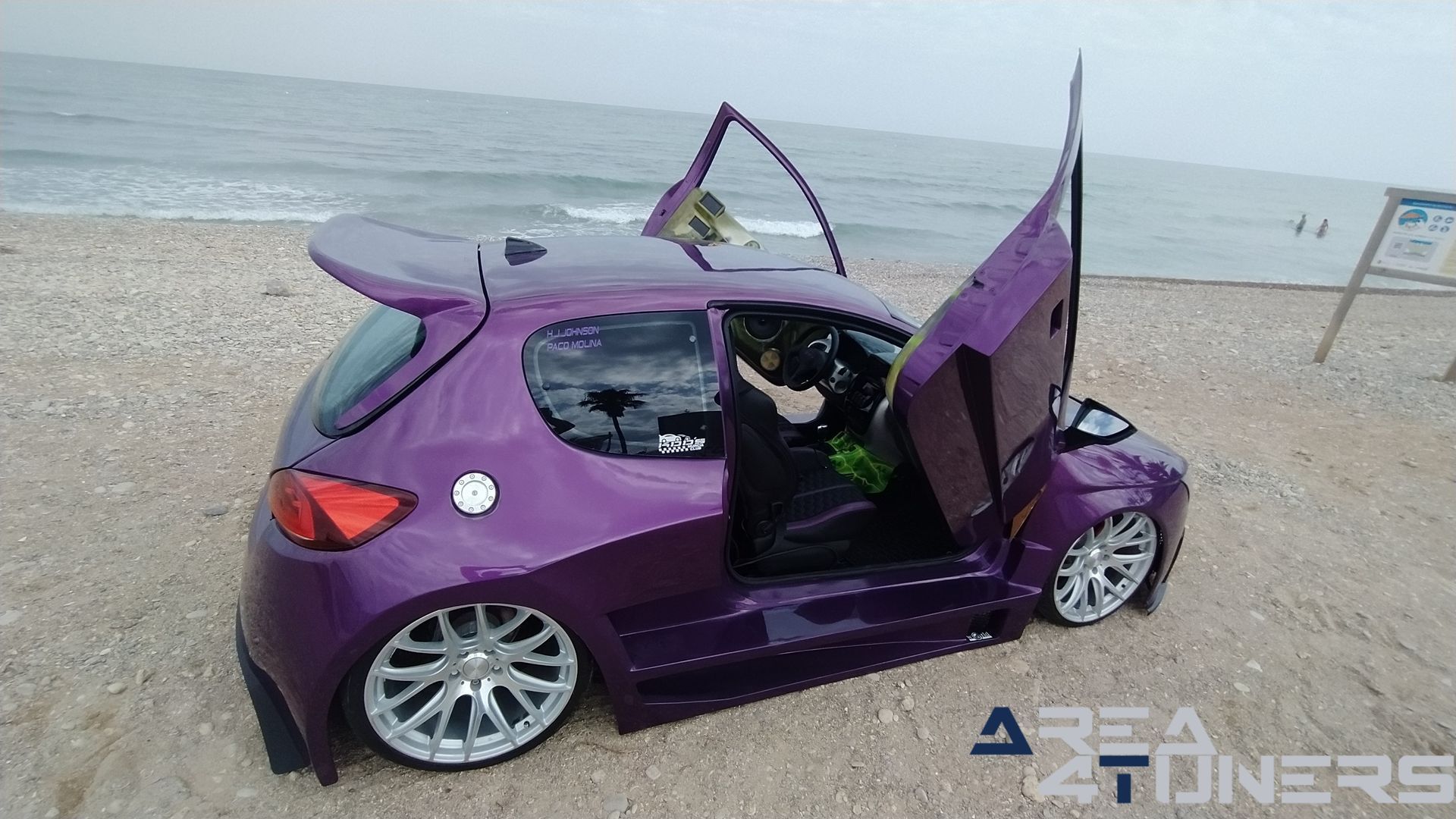 Imagen reportaje coche Peugeot 206 Project Nuclear Imagen perteneciente al reportaje de coche Tuning, de la revista Area4tuners sobre un Peugeot 206