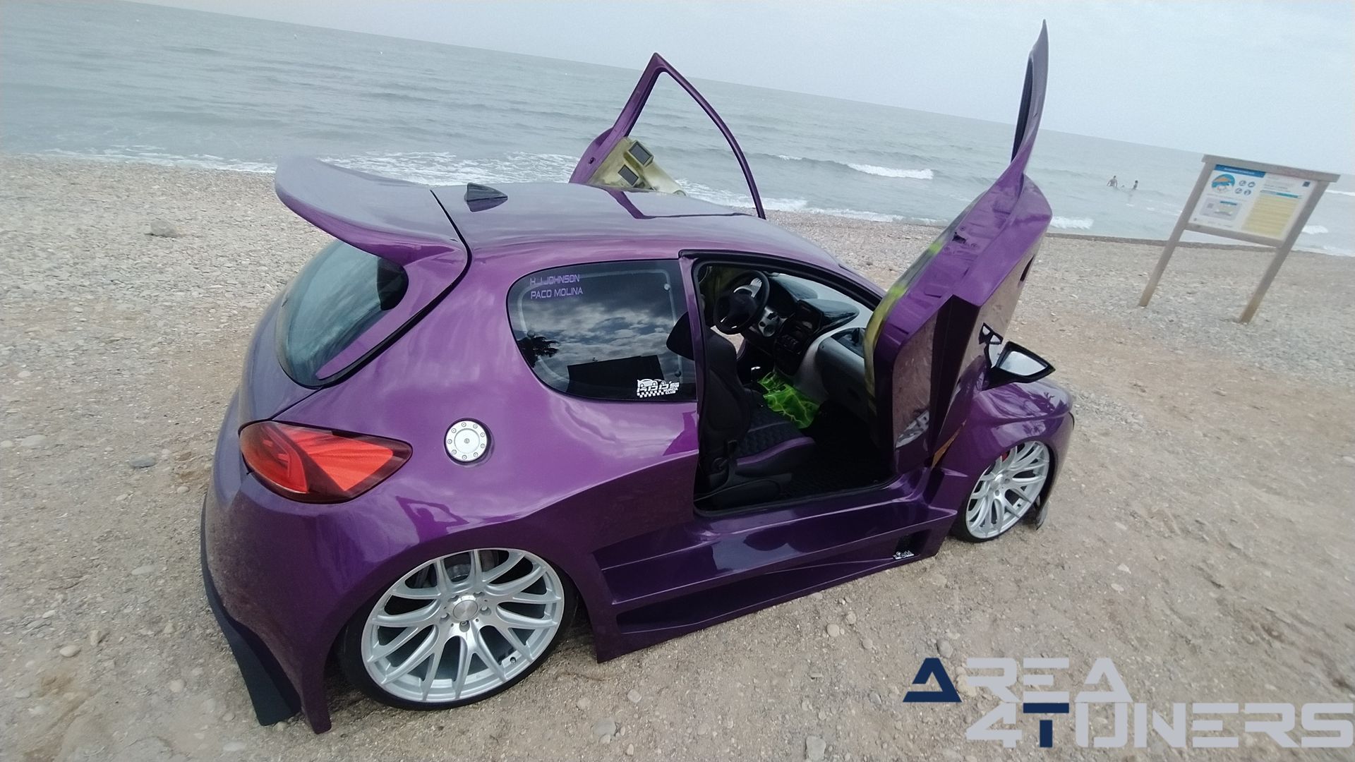 Imagen reportaje coche Peugeot 206 Project Nuclear Imagen perteneciente al reportaje de coche Tuning, de la revista Area4tuners sobre un Peugeot 206