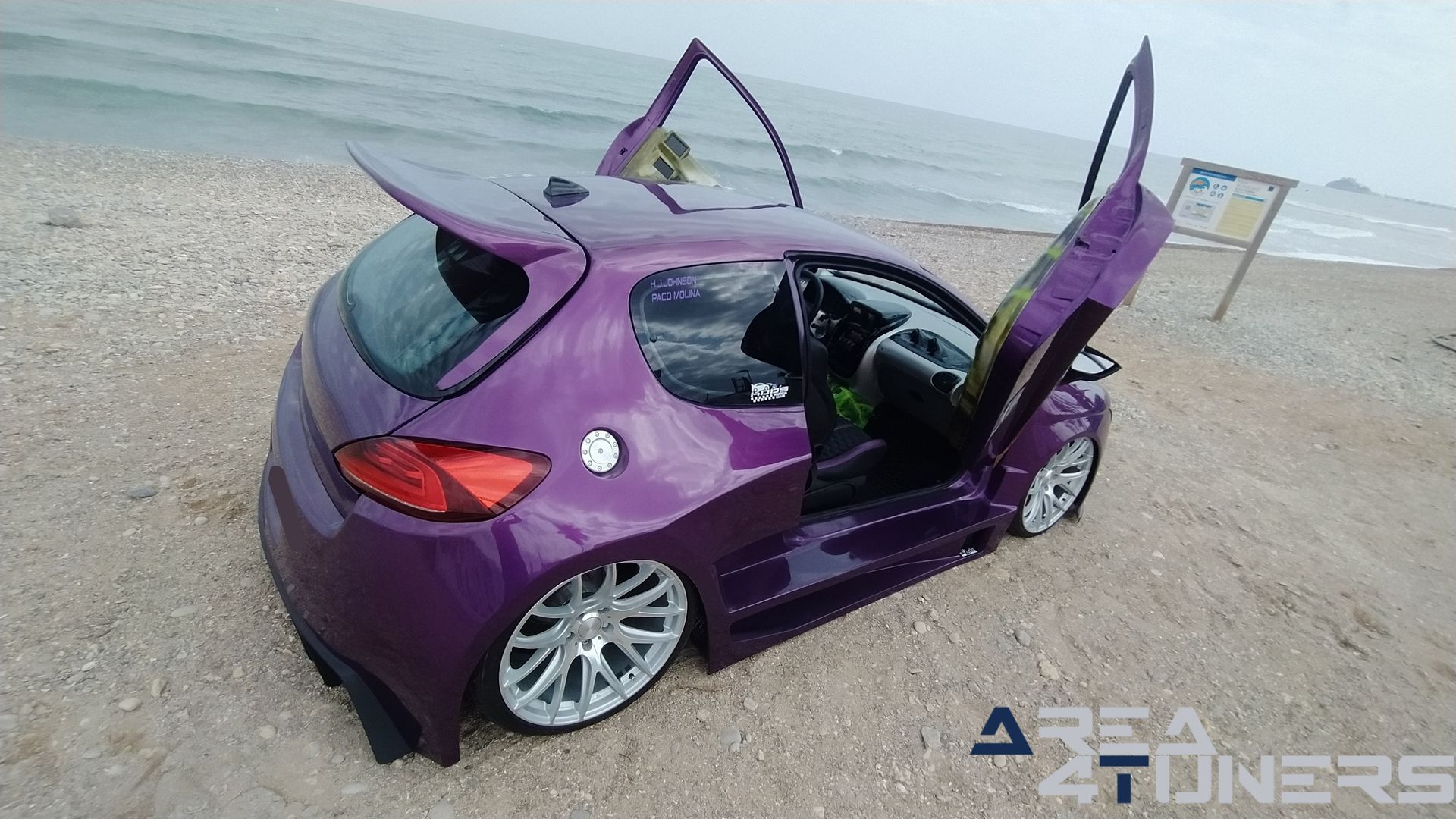 Imagen reportaje coche Peugeot 206 Project Nuclear Imagen perteneciente al reportaje de coche Tuning, de la revista Area4tuners sobre un Peugeot 206