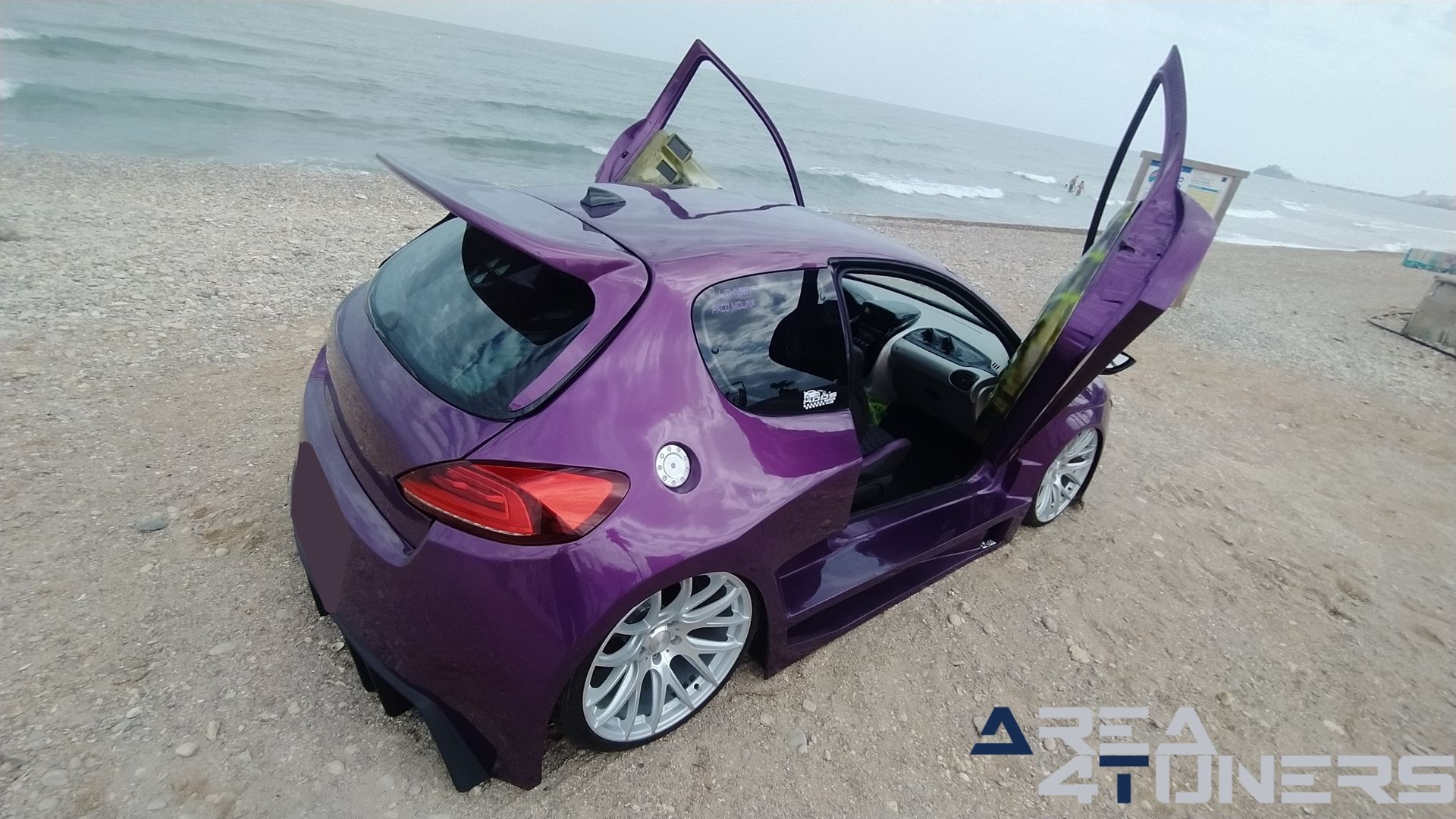 Imagen reportaje coche Peugeot 206 Project Nuclear Imagen perteneciente al reportaje de coche Tuning, de la revista Area4tuners sobre un Peugeot 206