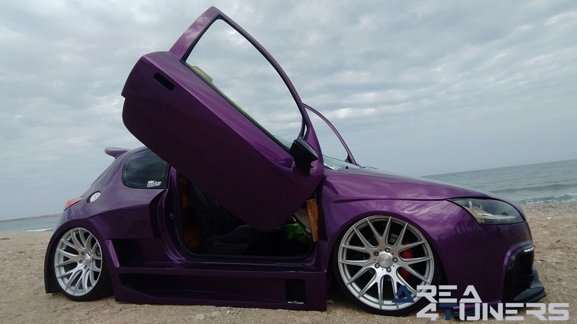 Imagen reportaje coche Peugeot 206 Project Nuclear Imagen perteneciente al reportaje de coche Tuning, de la revista Area4tuners sobre un Peugeot 206