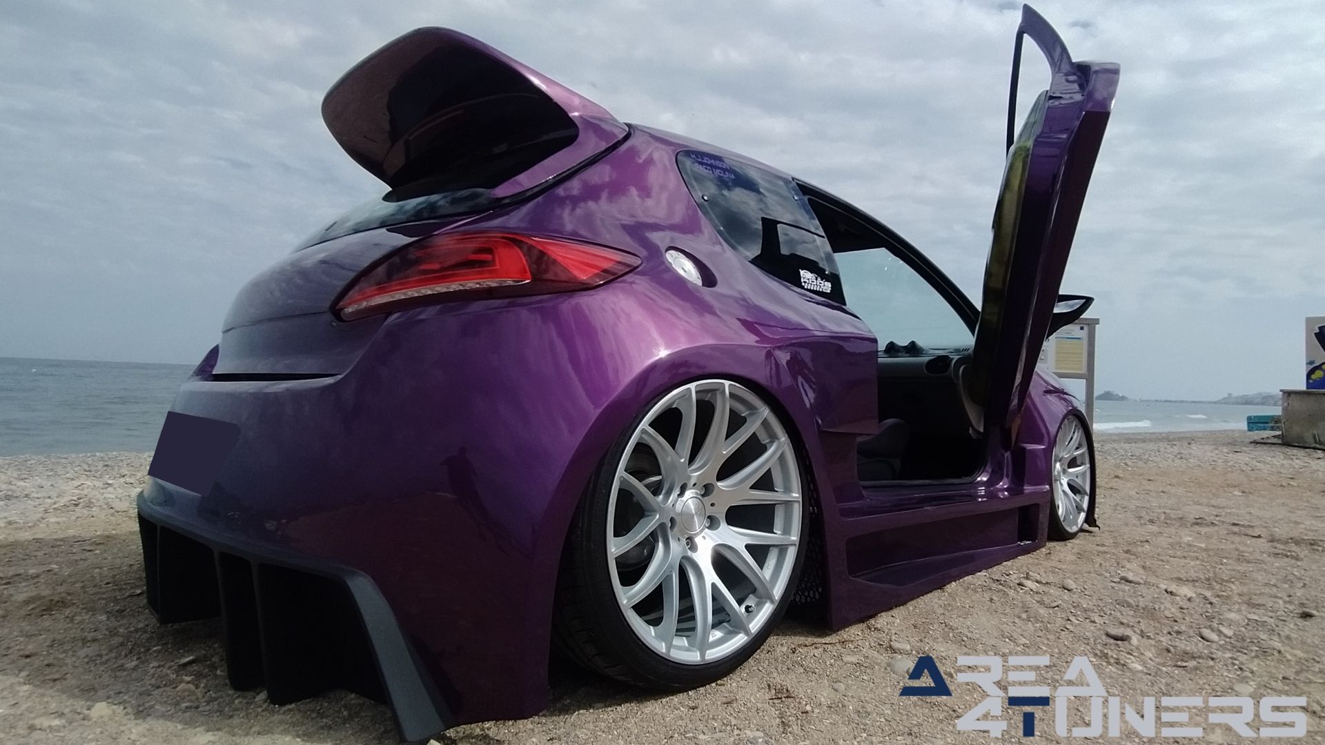 Imagen reportaje coche Peugeot 206 Project Nuclear Imagen perteneciente al reportaje de coche Tuning, de la revista Area4tuners sobre un Peugeot 206