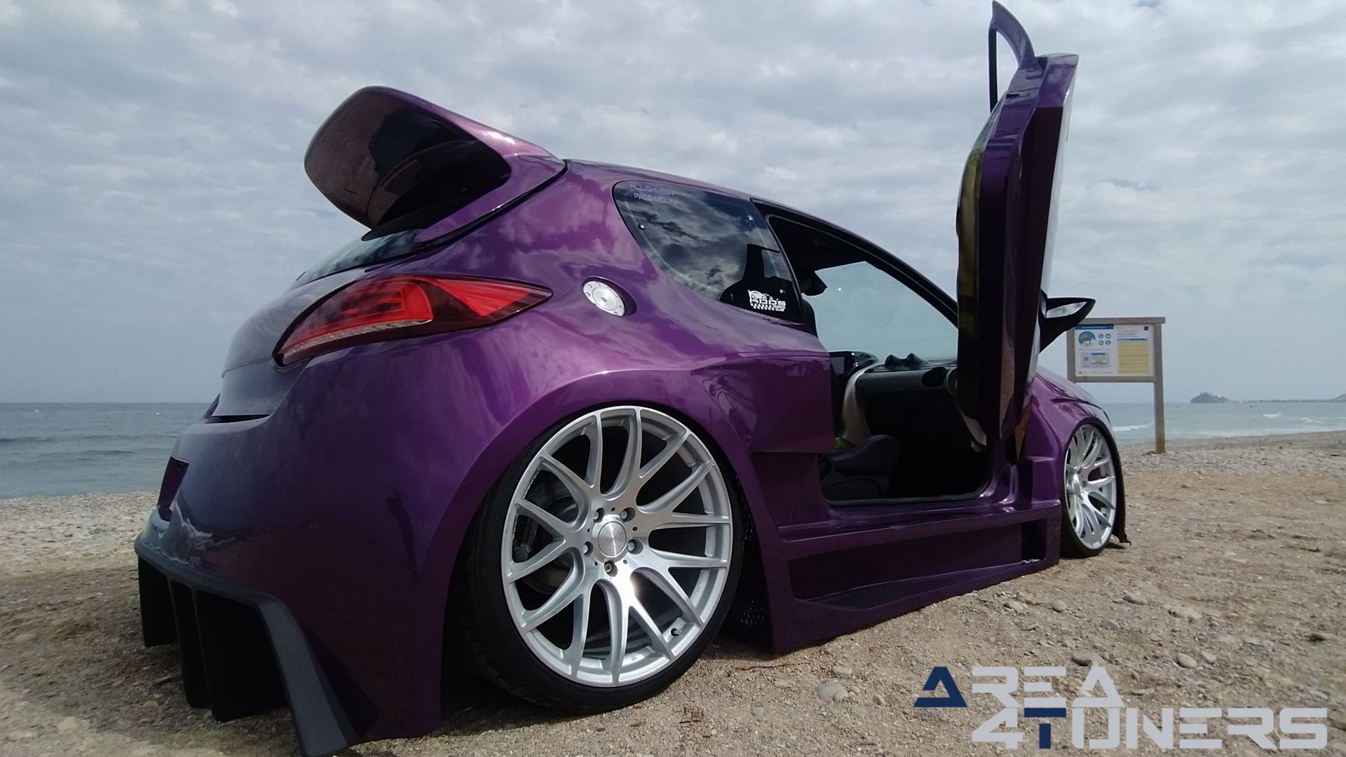 Imagen reportaje coche Peugeot 206 Project Nuclear Imagen perteneciente al reportaje de coche Tuning, de la revista Area4tuners sobre un Peugeot 206