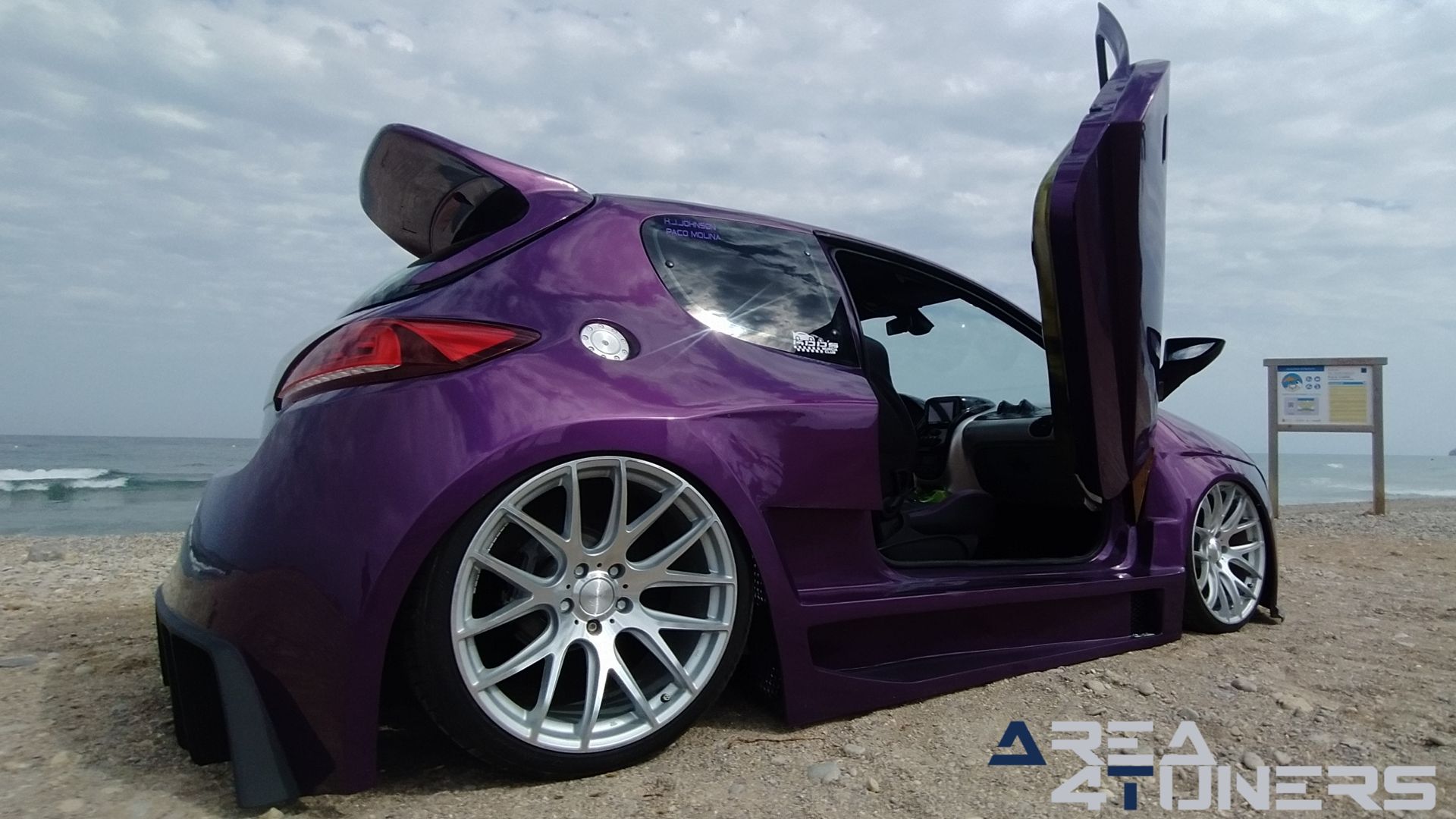 Imagen reportaje coche Peugeot 206 Project Nuclear Imagen perteneciente al reportaje de coche Tuning, de la revista Area4tuners sobre un Peugeot 206