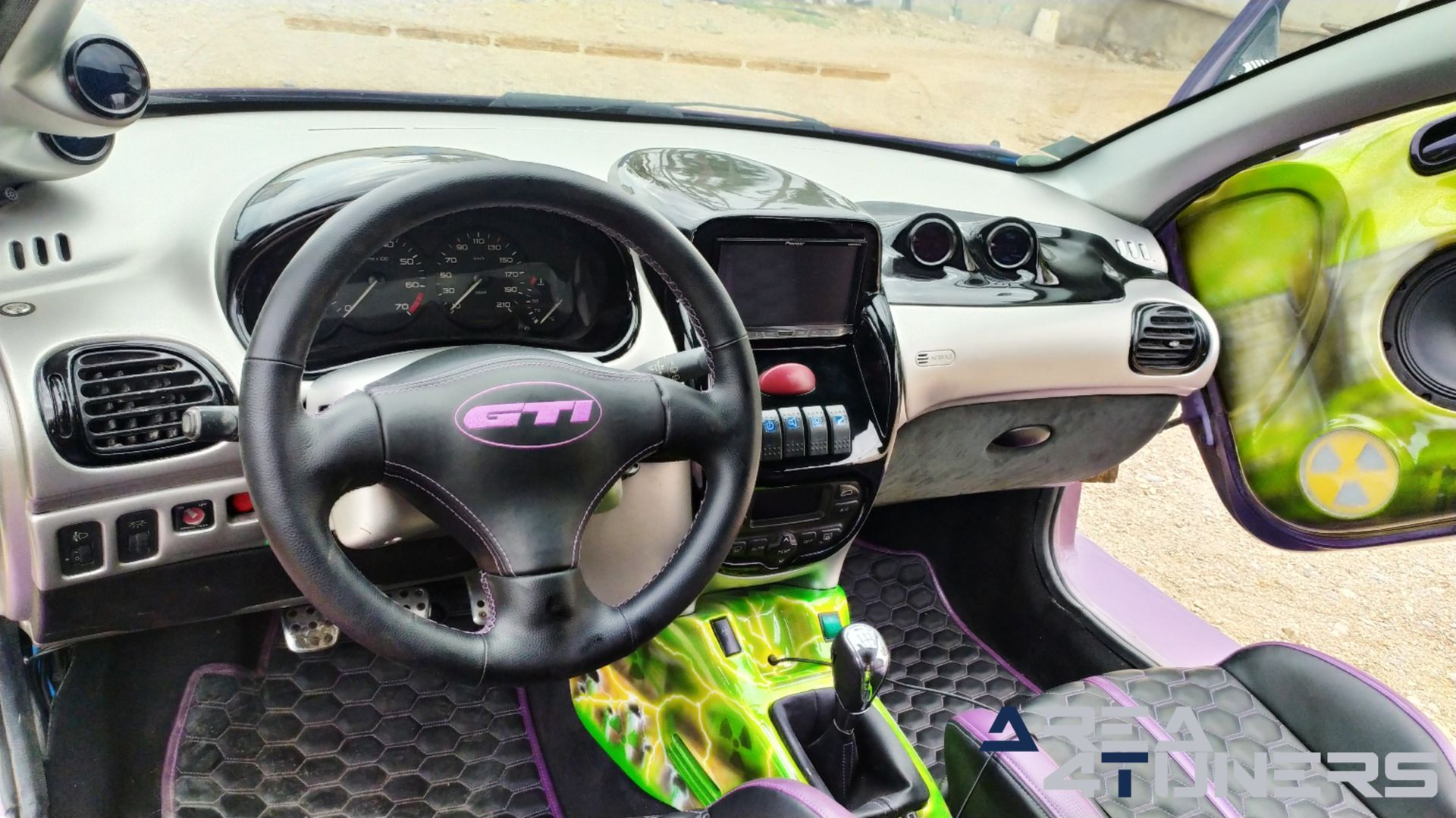 Imagen reportaje coche Tuning Peugeot 206 Project Nuclear Imagen perteneciente al reportaje de coche Tuning, de la revista Area4tuners sobre un Peugeot 206