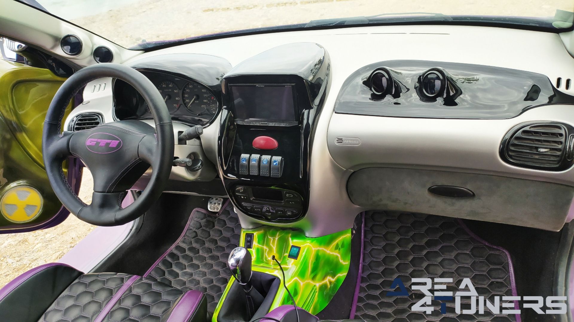 Imagen reportaje coche Tuning Peugeot 206 Project Nuclear Imagen perteneciente al reportaje de coche Tuning, de la revista Area4tuners sobre un Peugeot 206