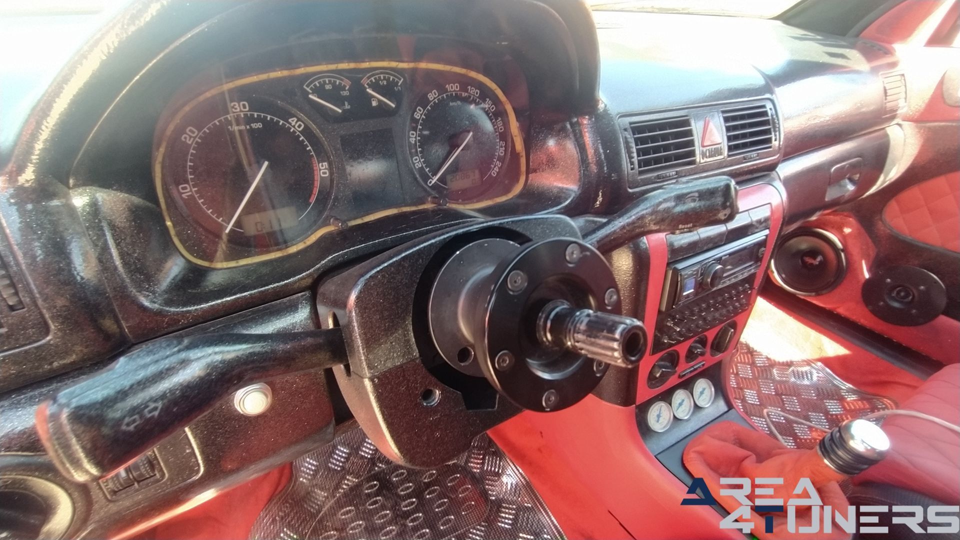 Imagen reportaje coche Tuning Skoda Octavia Pure Old School Imagen perteneciente al reportaje de coche Tuning, de la revista Area4tuners sobre un Skoda Octavia