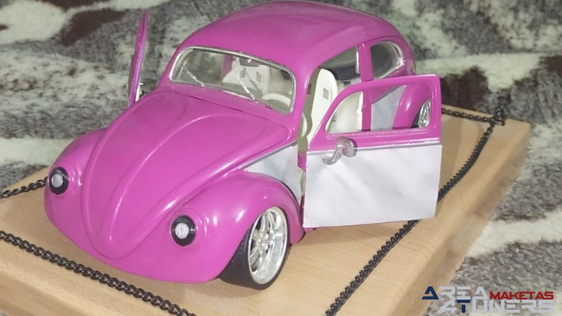 Reportaje maqueta coche Tuning Vw Beetle Vochéate Imagen perteneciente al reportaje de la revista Area4tuners.es sobre una maqueta de coche Tuning 1:18 VW Beetle Vocheate