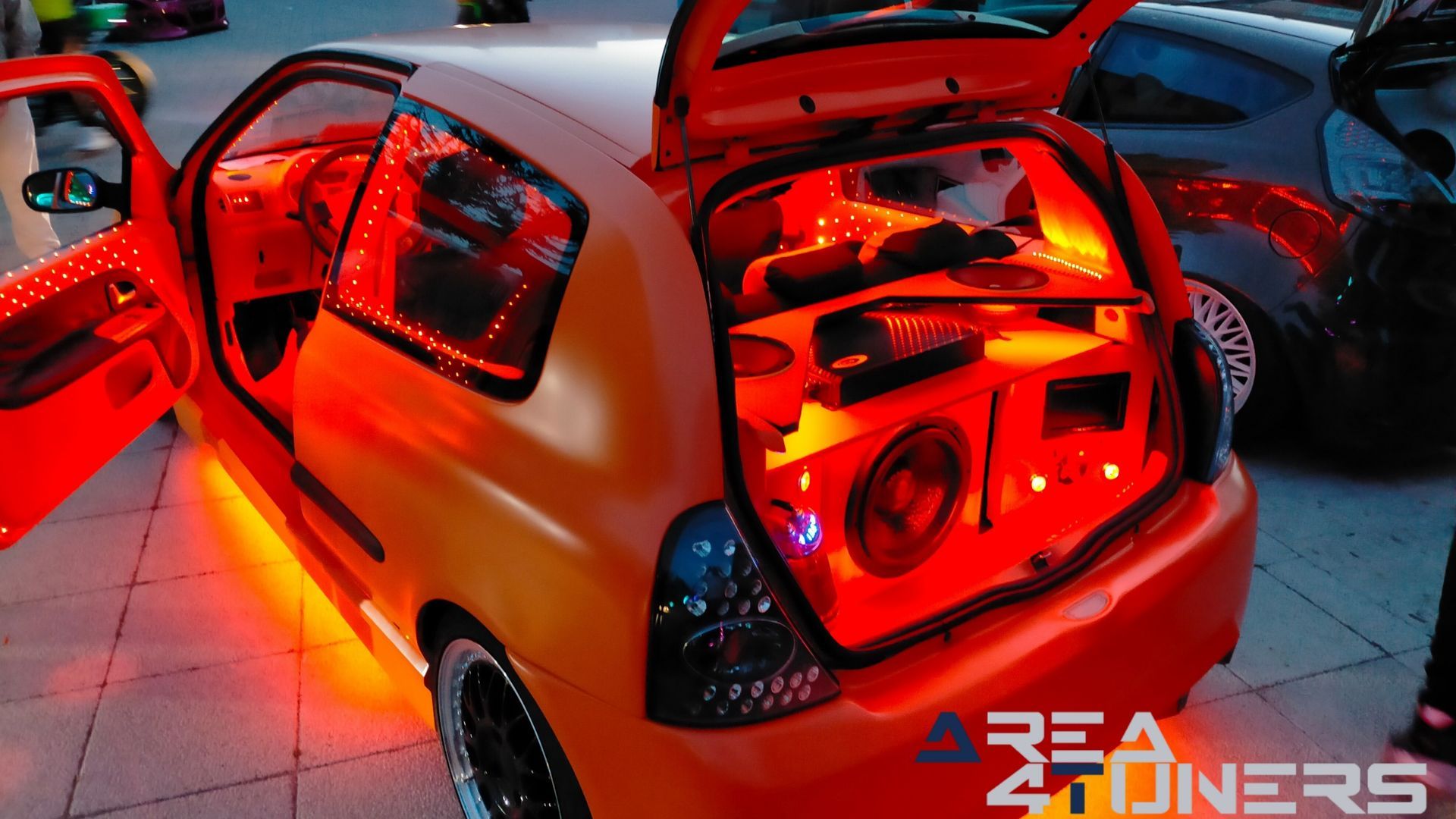 Imagen reportaje coche Tuning Renault Clio The Peach Imagen perteneciente al reportaje de coche Tuning, de la revista Area4tuners sobre un Renault Clio