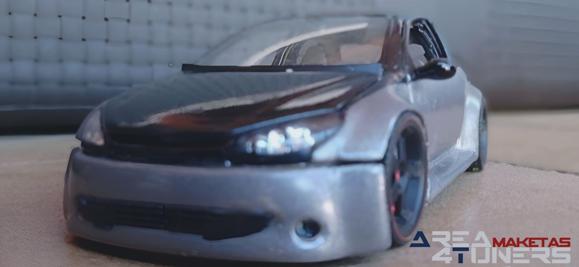 Reportaje maqueta coche Tuning Peugeopt 206 Ser Testigos Imagen perteneciente al reportaje de la revista Area4tuners.es sobre una maqueta de coche Tuning 1:18 Peugeot 206 Ser Testigos