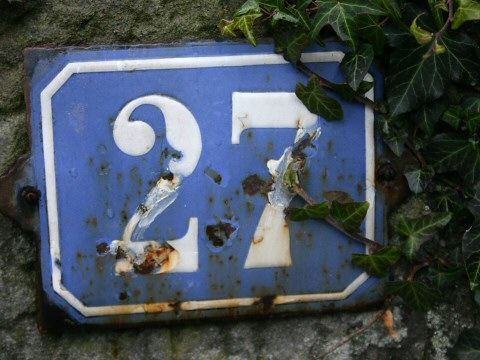 klein, dreckig, nicht beleuchtet und verdeckt