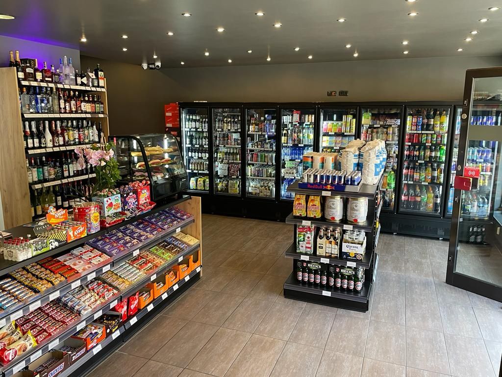 Kiosk Einrichtung mit Getränkekühlschrank und Regalinsel