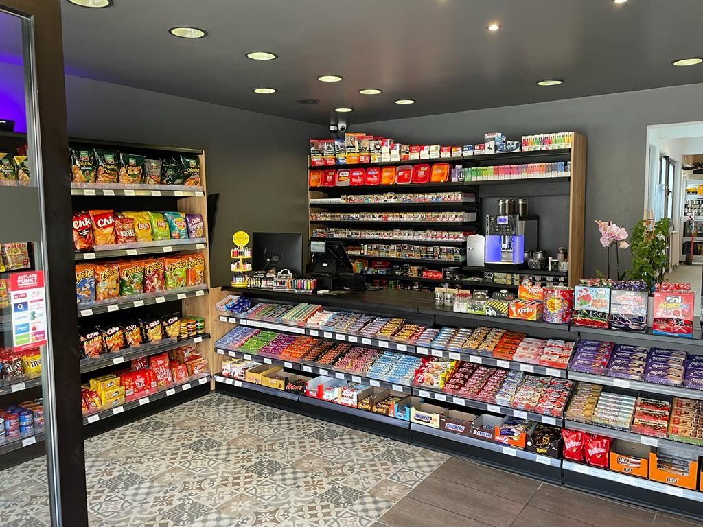 Kiosk Einrichtung mit Ladentheke und Zigarettenregal