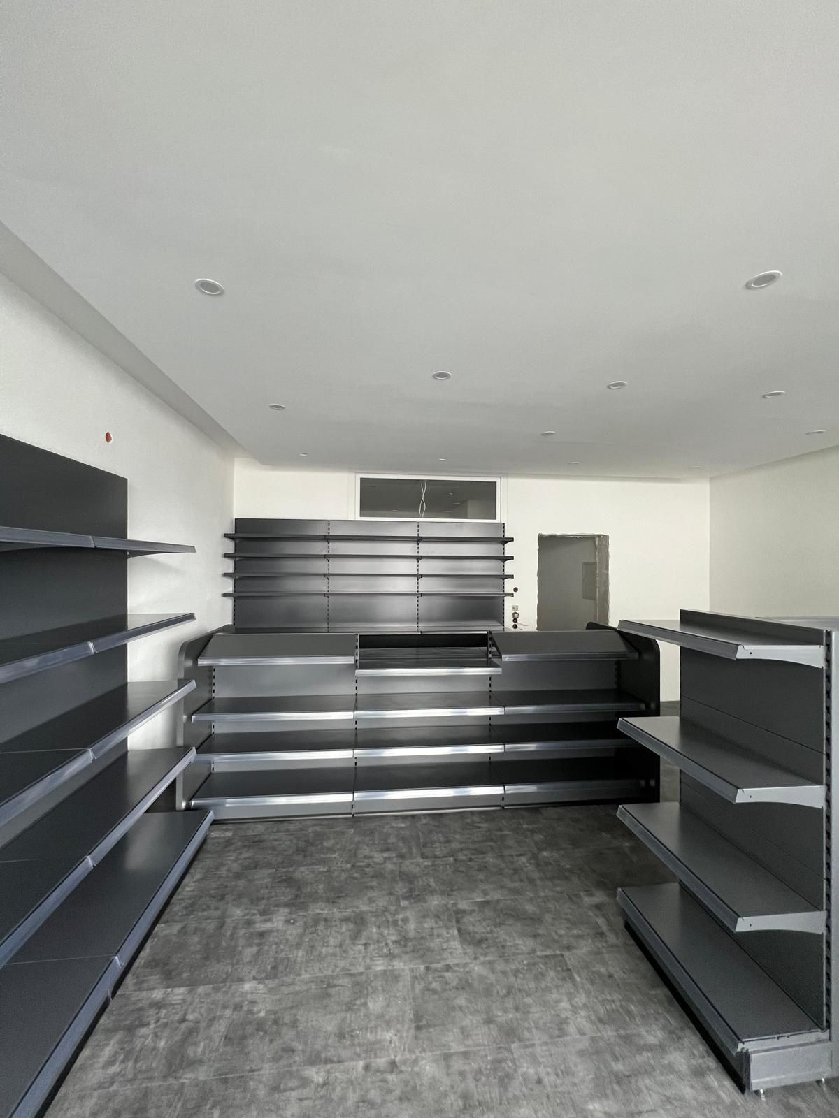 Getränkemarkt mit tollen Ladenregalen