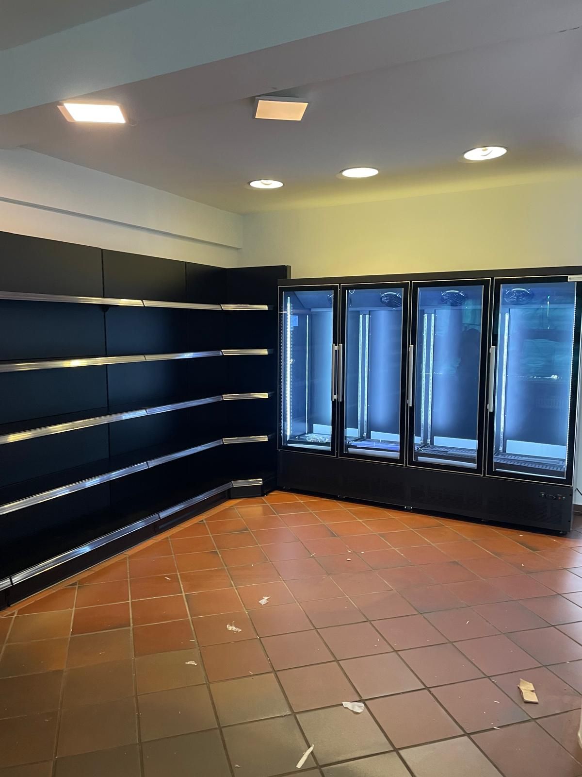 Schwarze Ladenregale mit Verkaufselementen in Holzoptik