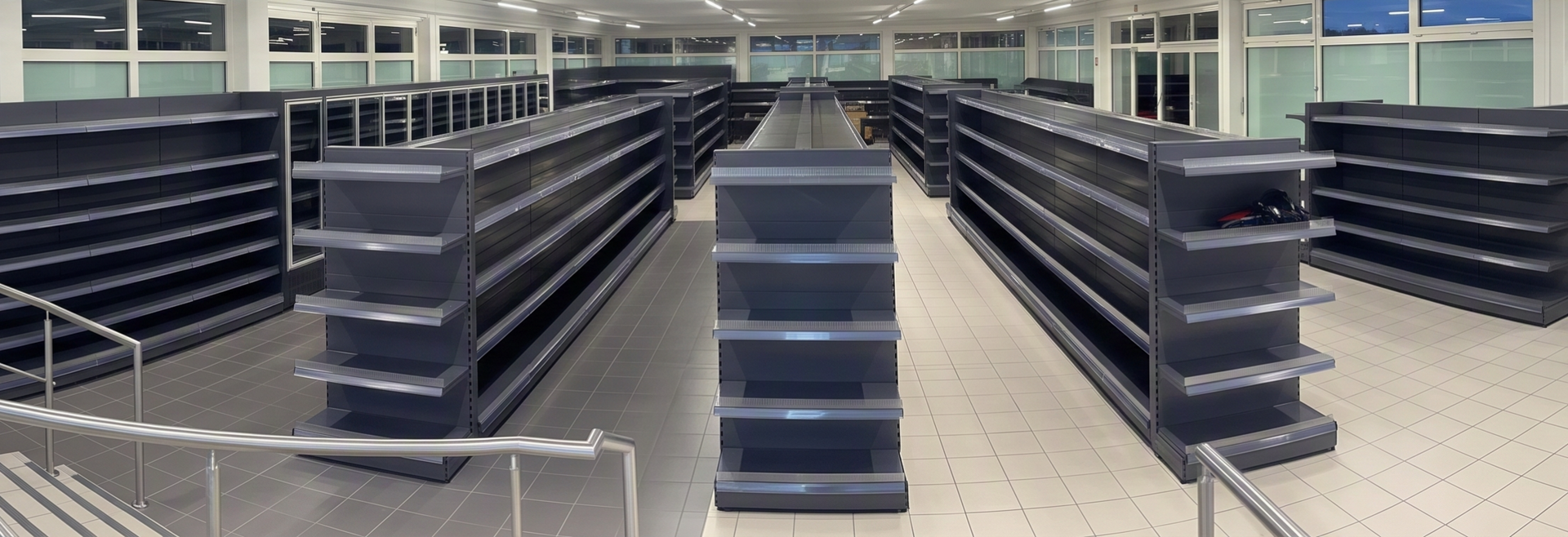 Moderner Verkaufsraum mit schwarzen Regalen, heller Bodenfläche und strukturierter Ladeneinrichtung für eine professionelle Verkaufsraumgestaltung.