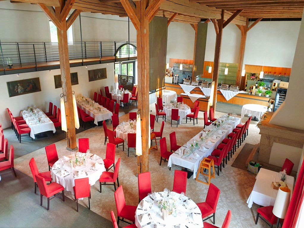 Romantisches Ambiente. Genuss. Geschmack. Exzellenter Service.
Das alles möchten wir Ihnen im ,Restaurant im Hofgut‘ bieten. Die Mauern des 250 Jahre alten historischen Hofguts wurden mit viel Liebe zum Detail umgestaltet. Ebenso eindrucksvoll wie dieses Ambiente ist das kulinarische Angebot. Unser kreatives Küchenteam präsentiert Ihnen eine moderne Landhausküche mit frischesten, regionalen und saisonalen Produkten.