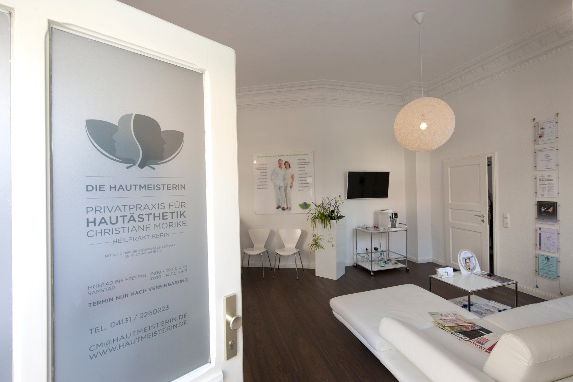 Eingang zur Hautmeisterin Praxis in Lüneburg – moderne medizinische Ästhetik & Schönheitsbehandlungen in stilvollem Ambiente.