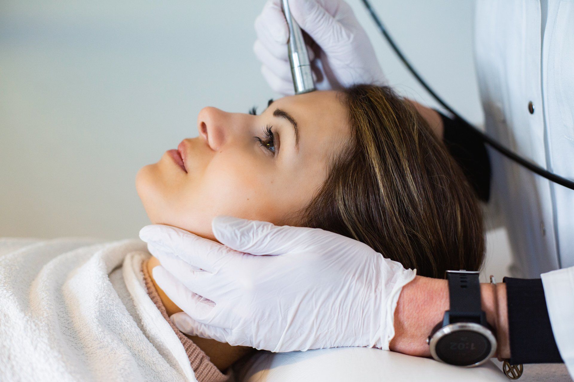 Akne, unreine Haut und Aknenarben können belastend sein – doch es gibt effektive Lösungen! In unserer Praxis Hautmeisterin in Lüneburg bieten wir individuell abgestimmte Behandlungen zur Verbesserung des Hautbilds und zur Minderung von Entzündungen, Narben und Unreinheiten.
Unsere Akne-Therapien:
Profhilo – Hochkonzentrierte Hyaluronsäure spendet Feuchtigkeit, stärkt die Hautbarriere und verbessert die Hautstruktur nachhaltig.
Medizinisches Microneedling – Durch Mikroverletzungen wird die Kollagenproduktion angeregt, Narben und Hautunreinheiten werden reduziert.
Mikrodermabrasion – Sanfte, mechanische Abtragung abgestorbener Hautzellen, verfeinert das Hautbild und reduziert Verhornungen.
Tiefenwirksame Peeling-Technologie zur Hauterneuerung ohne Schälung, ideal bei Akne-Narben und ungleichmäßigem Teint.