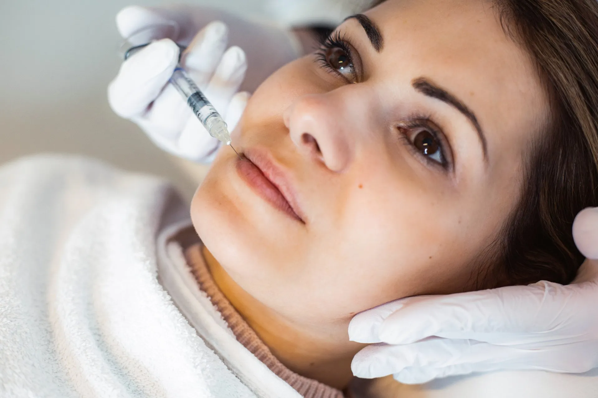 „Lippenunterspritzung mit Hyaluron in Lüneburg – sanfte Volumenaufbau & Konturierung für natürlich volle Lippen.
Definierte Kinn- & Kieferkontur mittels Jawline-Unterspritzung mit Hyaluron in Lüneburg – für ein harmonisches, ästhetisches Gesichtsprofil bei Hautmeisterin