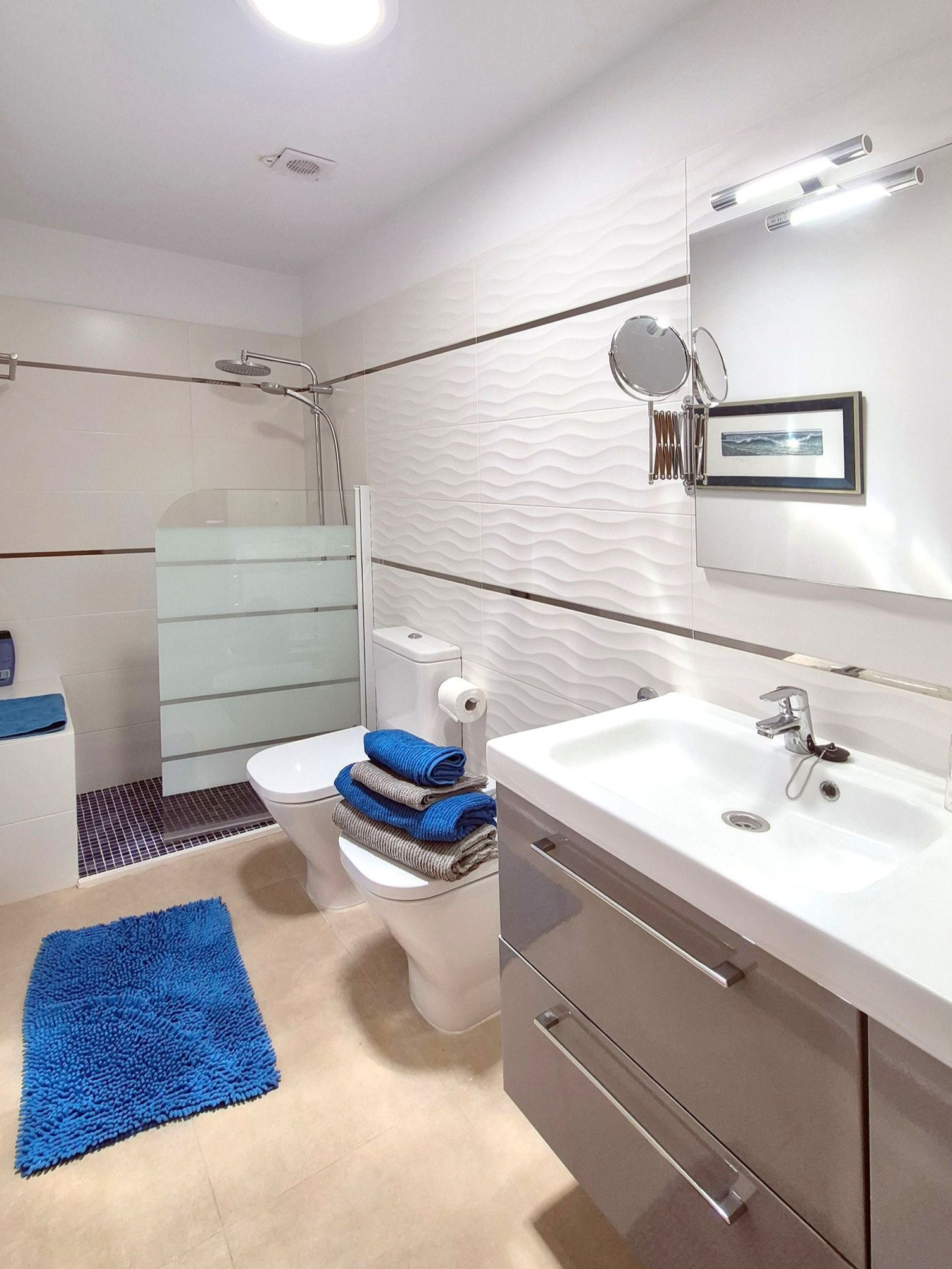 Habitación doble con baño moderno en Casa CHIpude – diseño acogedor y confort en plena naturaleza gomera