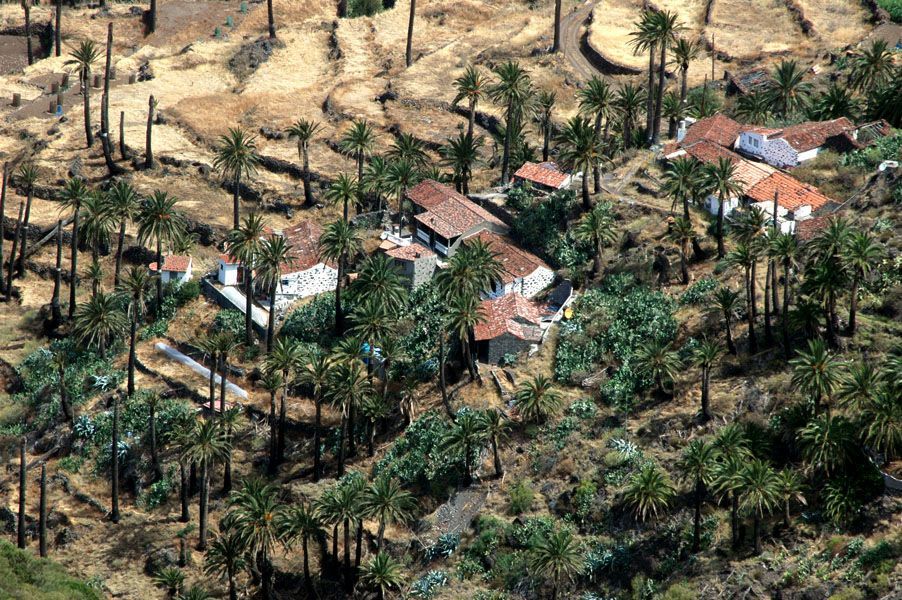 Luftaufnahme von Tazo – malerisches Bergdorf auf La Gomera, umgeben von Natur und Tradition
