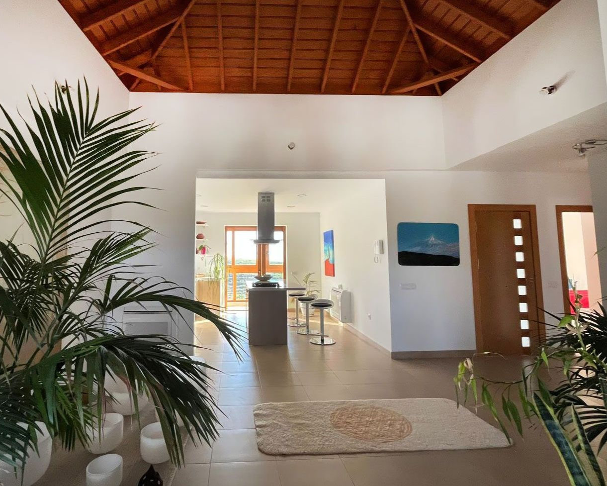 Espacio luminoso y acogedor en Casa CHIpude – el lugar perfecto para una taza de té y buenas conversaciones