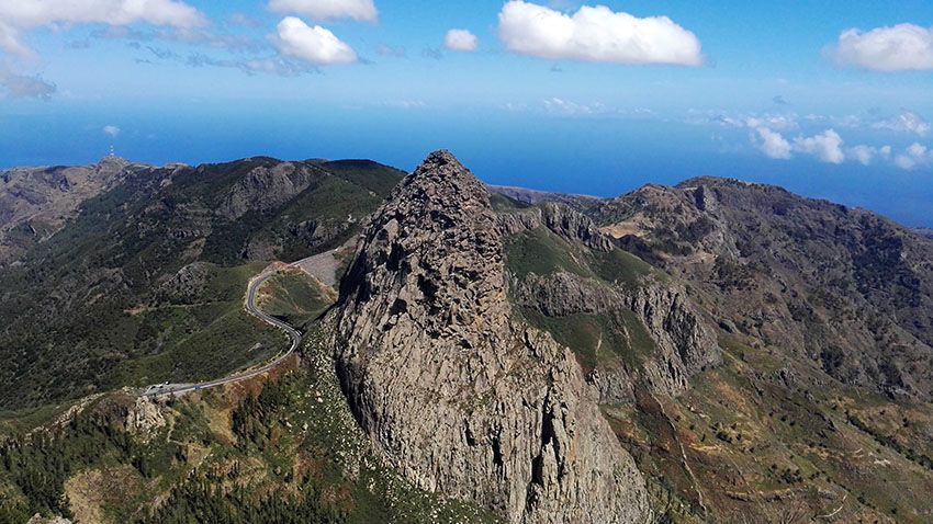 Vista panorámica del Roque de Agando desde La Gomera – naturaleza imponente cerca de Casa CHIpude