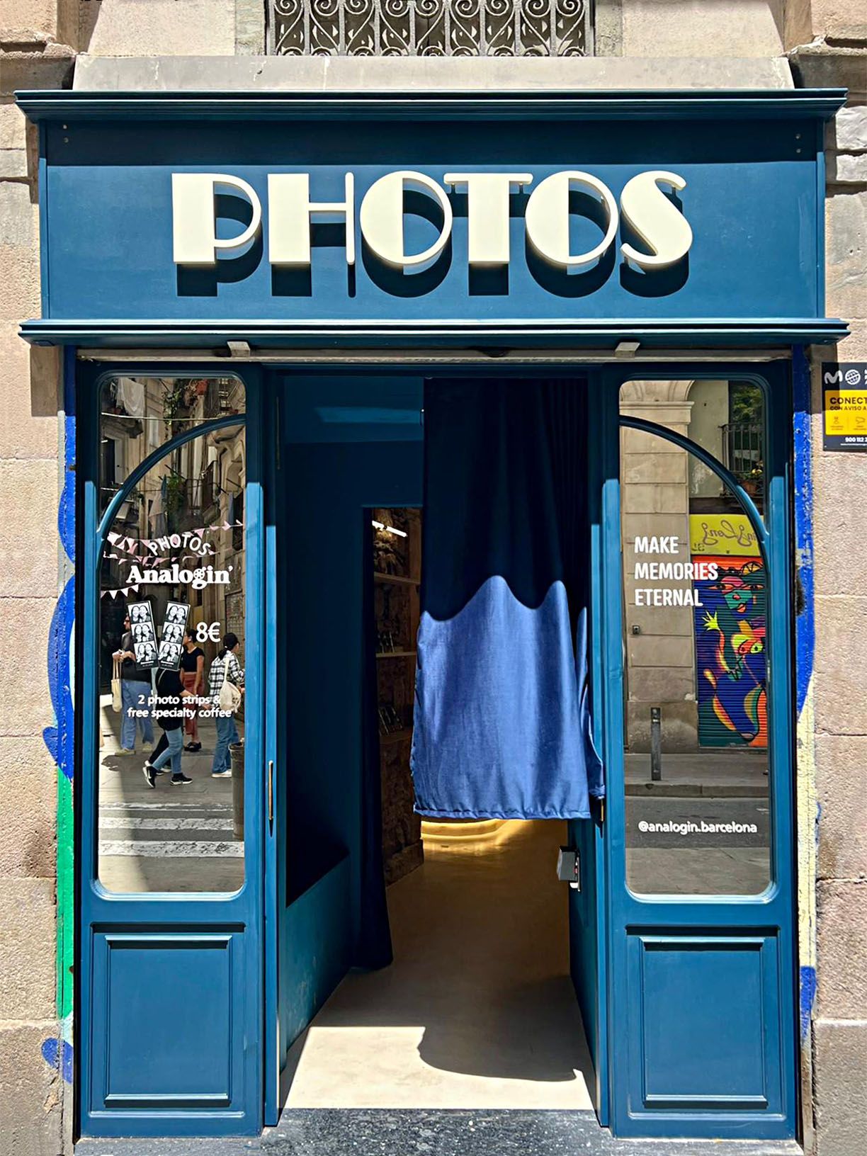 Cabina de fotos Analogin en Barcelona donde el cliente puede sacarse la típica foto en tiras y además tomar un café o comprar souvenirs.