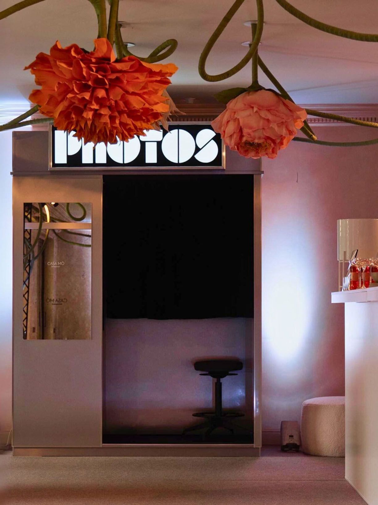 Fotomatón Cabina de Ftmtsystems para la empresa MO Multiópticas utilizado en eventos de la marca