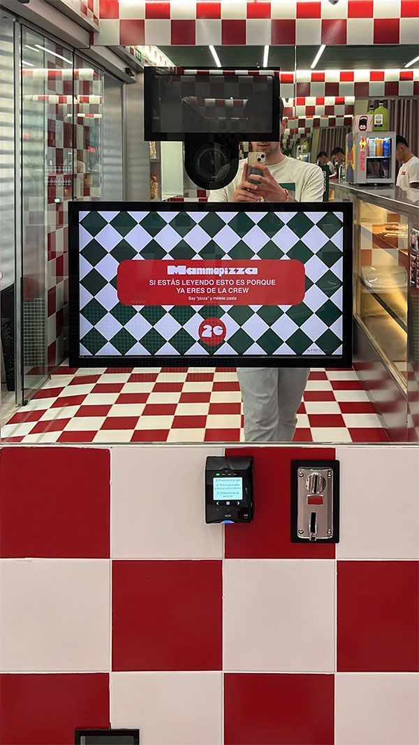 Un fotomatón personalizado con espejo y azulejos en el local de Mamma Pizza de Valencia