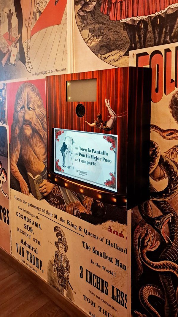 Fotomatón personalizado con temática circense en el restaurante italiano Settebello.