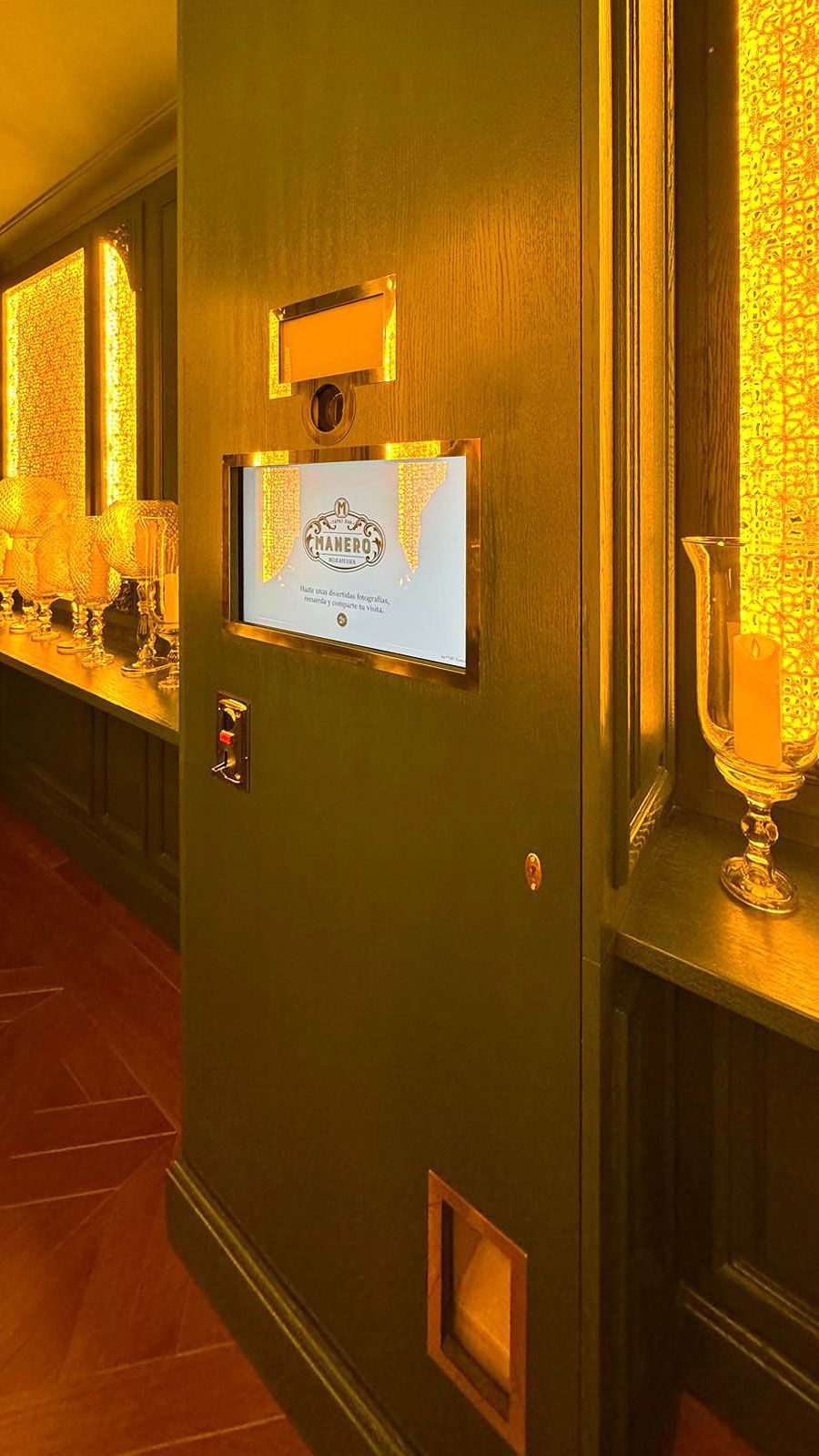 Fotomatón elegantemente diseñado en el restaurante exclusivo Manero Marqués de Cubas de Madrid.